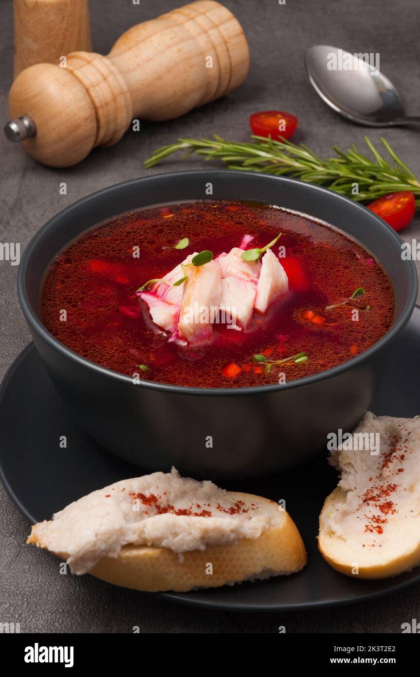 Leckeres Borscht mit Huhn mit Brot und Speck. Traditionelle russische und ukrainische Küche Stockfoto