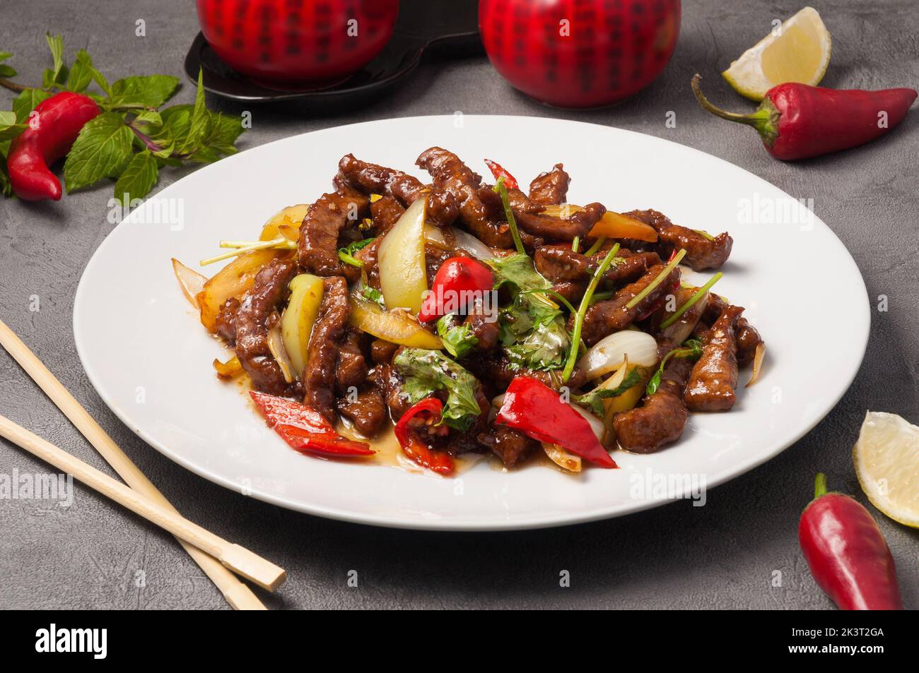 Leckeres Rindfleisch mit Gemüse und Pfeffer in einer Sauce. chinesische Küche Stockfoto