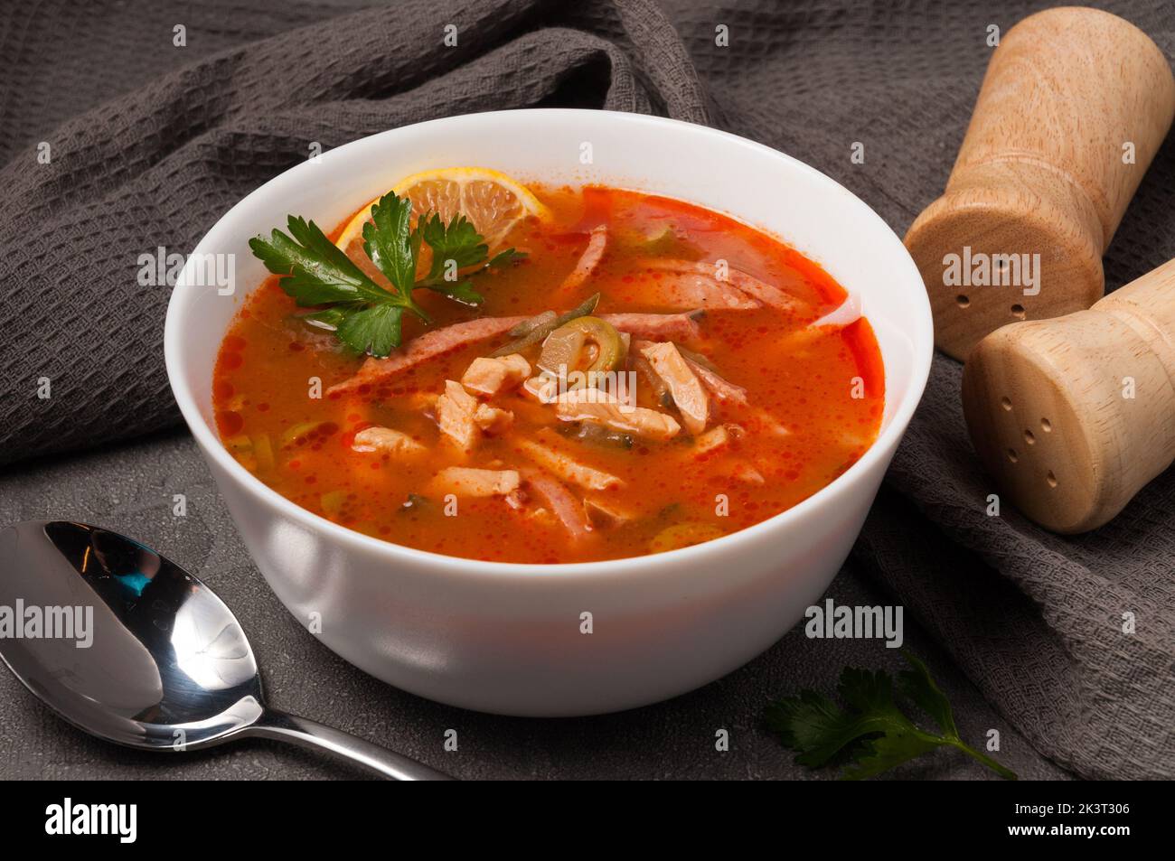 Leckere russische Suppe Soljanka in einer weißen Schüssel Stockfoto