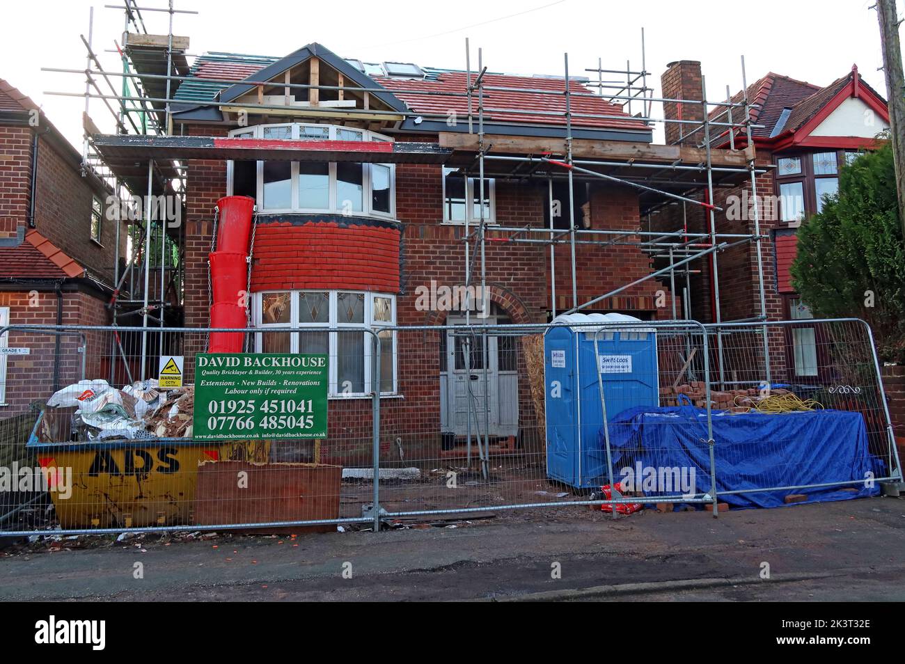 Renovierung keine Neubauten, Grappenhall 1940er Einzelhaus wird verbessert, Warrington, Cheshire, England, Großbritannien, WA4 2SJ Stockfoto