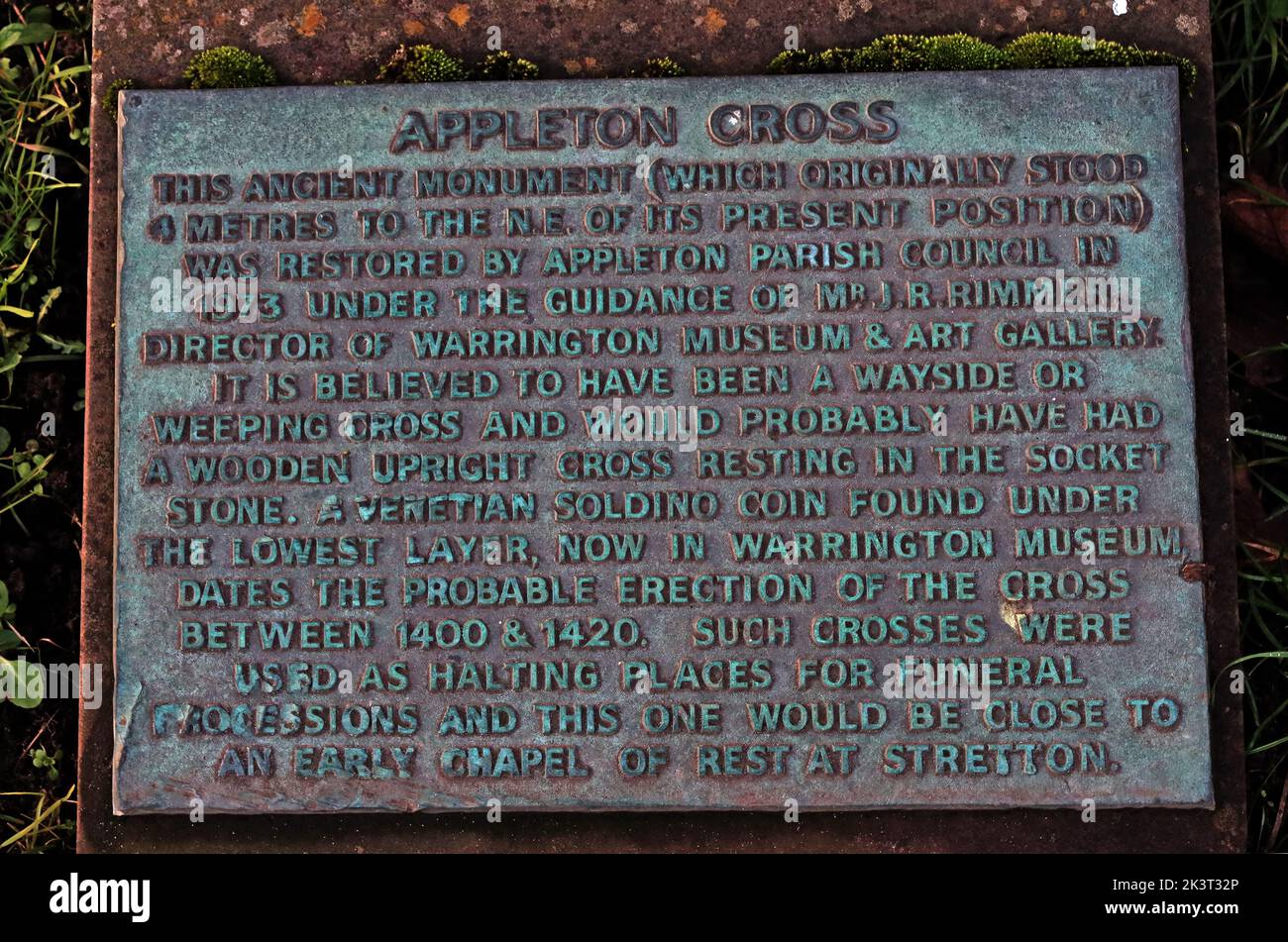 Appleton Cross bleibt von 1400 bis 1420 und historische Gedenktafel, Appleton Thorn, Warrington, Cheshire, England, Großbritannien auf dem Weg nach Stretton Stockfoto