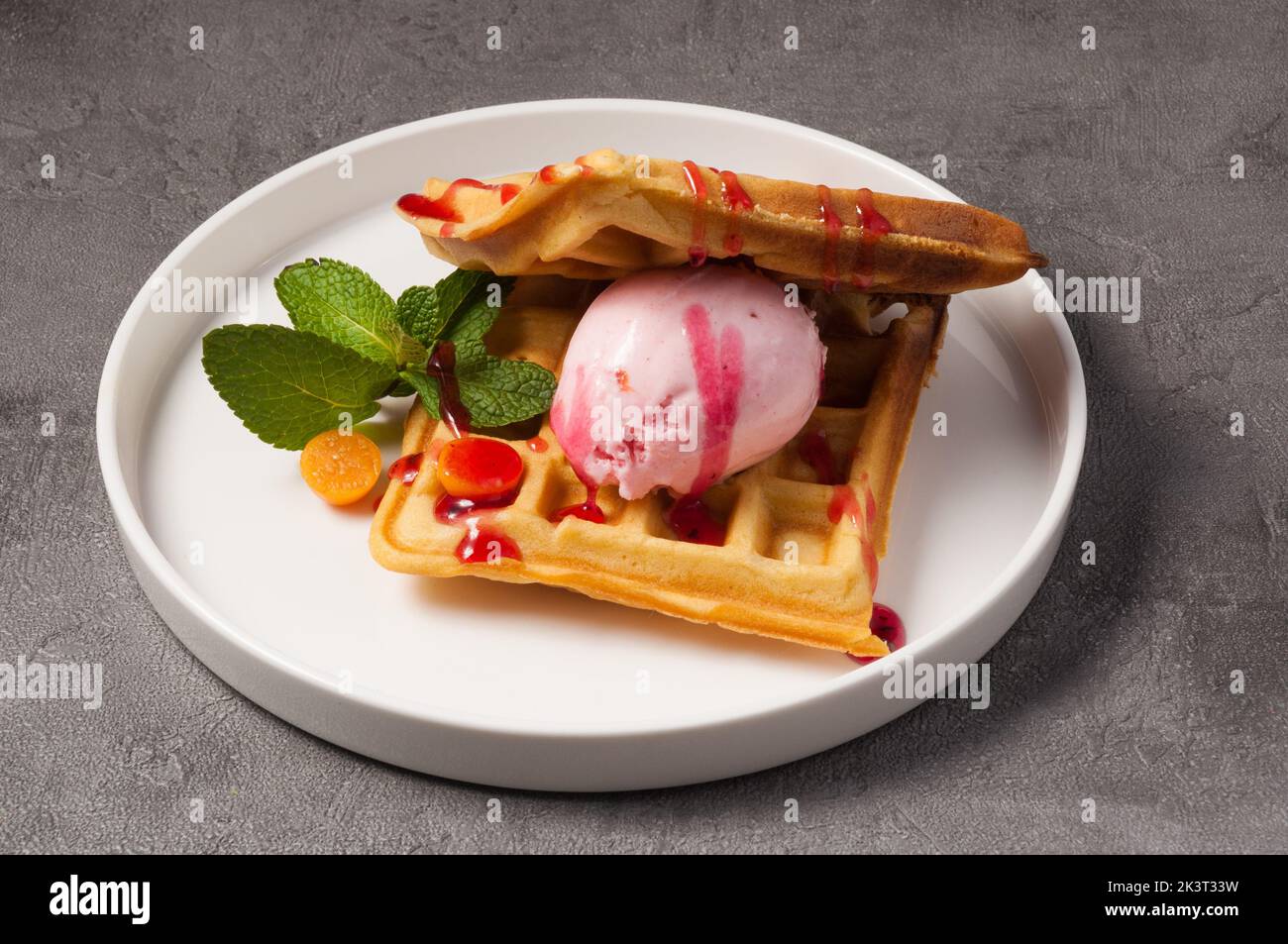 Süße wiener Waffel mit Erdbeereis auf Weiß Stockfoto