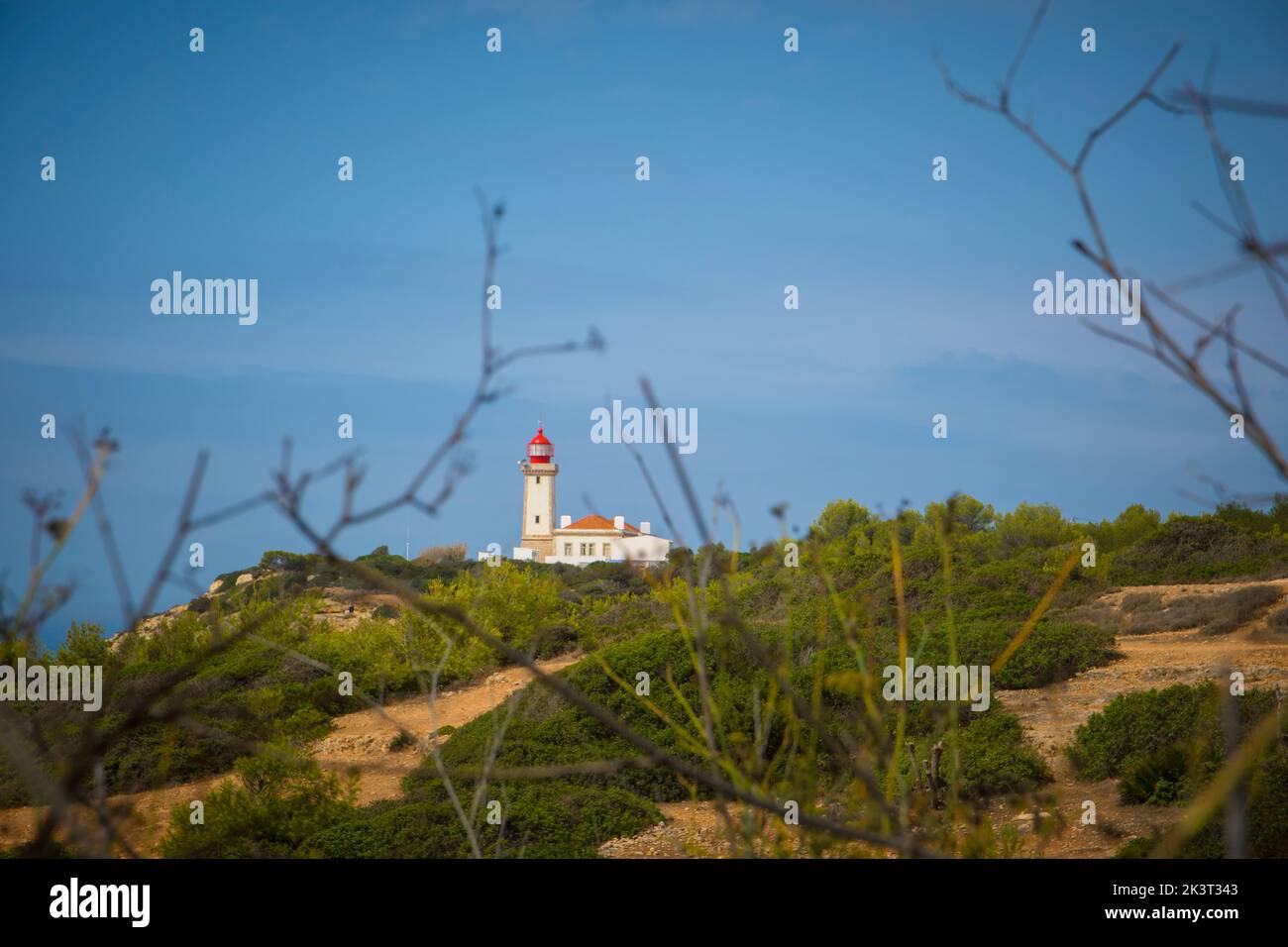 Carvoeiro, Portugal, September 2022: Blick auf den Leuchtturm von Alfanzina aus der Ferne auf die sieben Hangwanderungen entlang der Algarve-Küste in Portuga Stockfoto