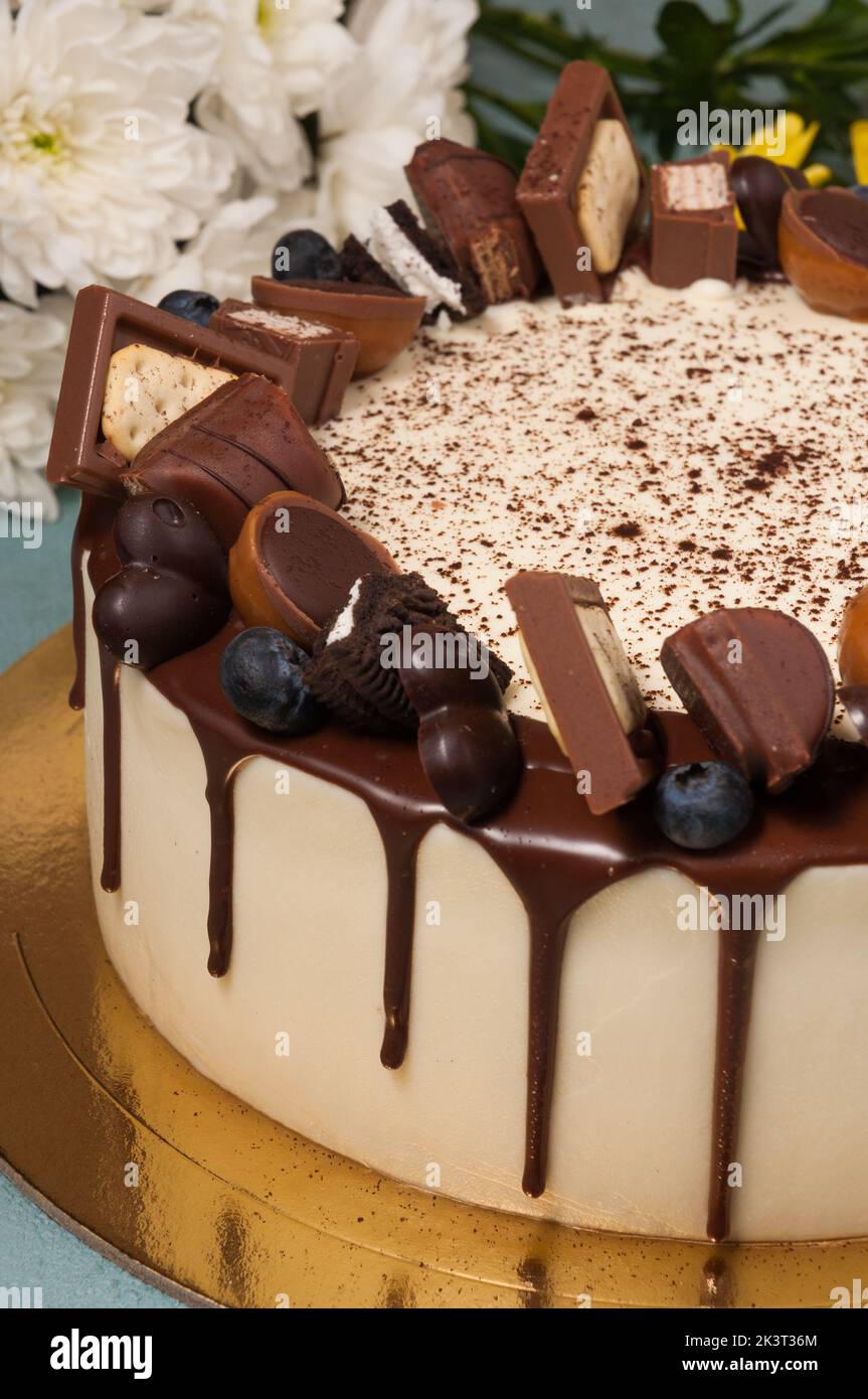 Süßer Kuchen mit Milchschokoladenwürfeln und Beeren. Nahaufnahme Stockfoto