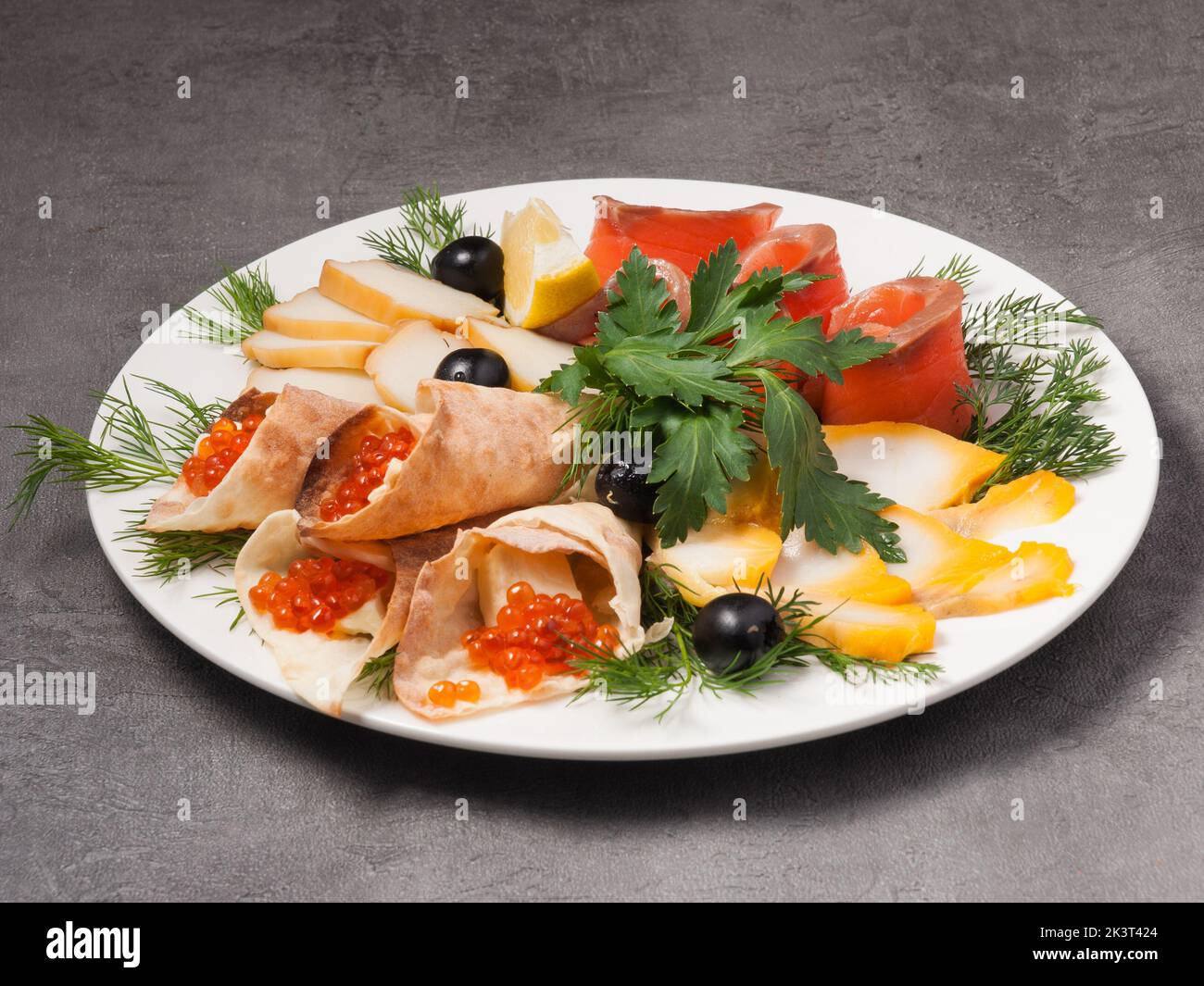 Leckere Fischsorten in einem Restaurant auf einem weißen Teller Stockfoto