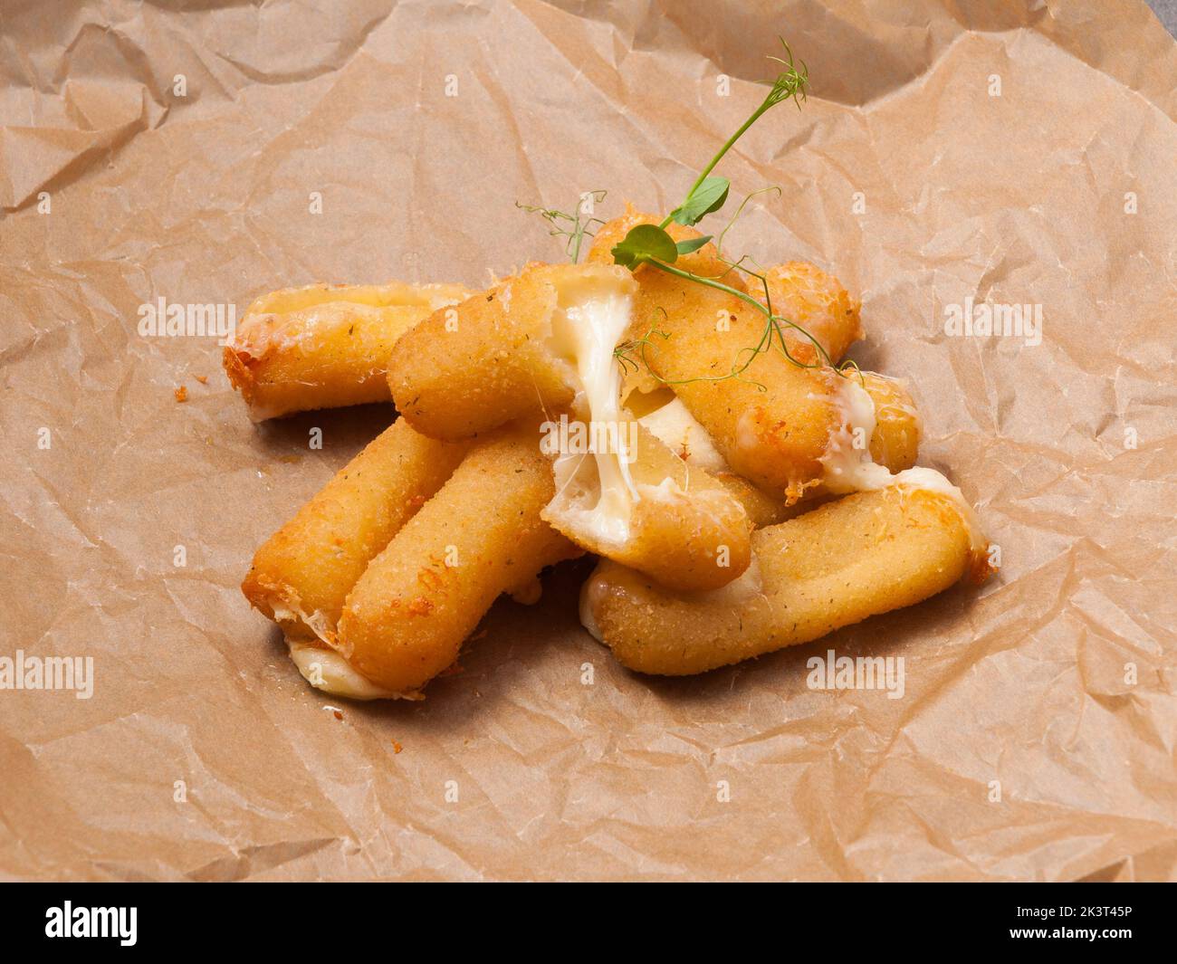 Tatsy-Käse-Sticks mit frittiertem Mozzarella auf Bastelpapier Stockfoto