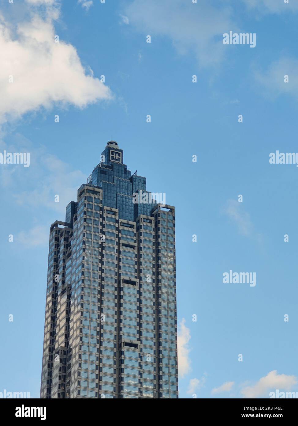 Eine vertikale Aufnahme des modernen Truist Tower in Atlanta, USA Stockfoto
