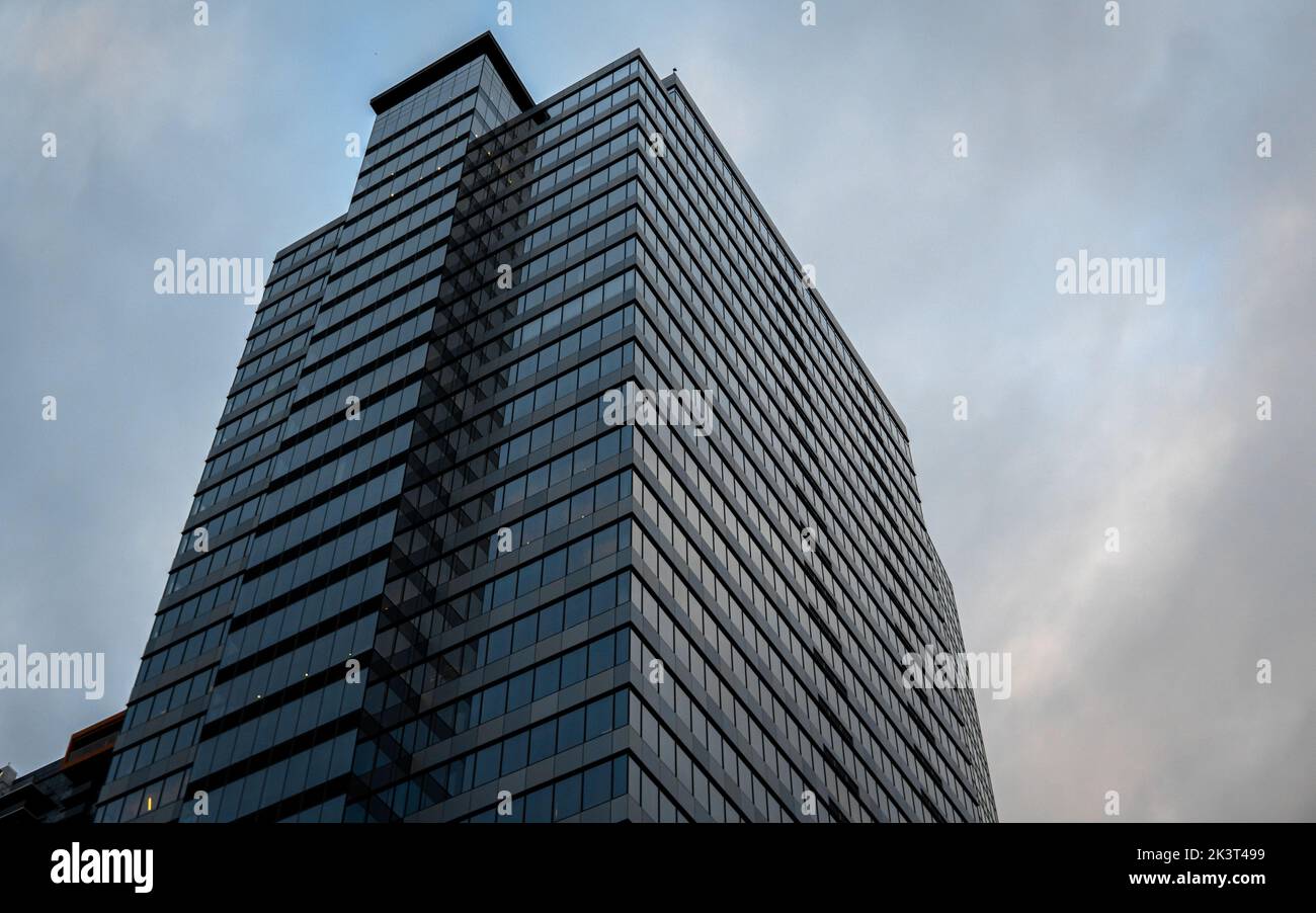 Eine Aufnahme eines modernen, hohen Hochhauses in der Innenstadt von Bellevue aus einem niedrigen Winkel Stockfoto