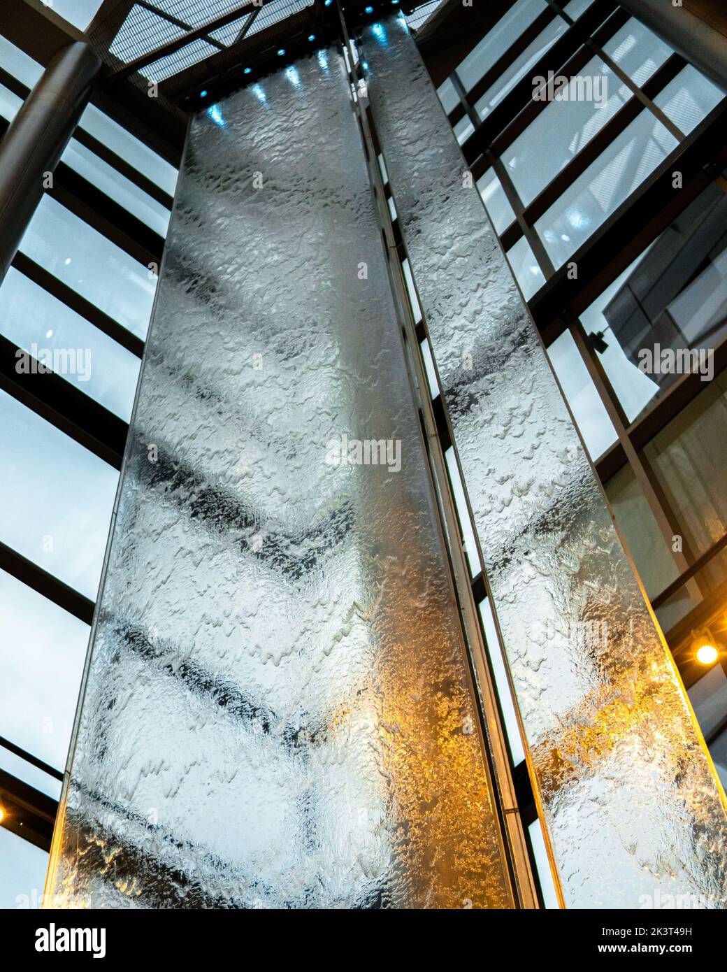 Eine vertikale Aufnahme eines Wasserglasdesigns in einem modernen Gebäude in Bellevue Stockfoto