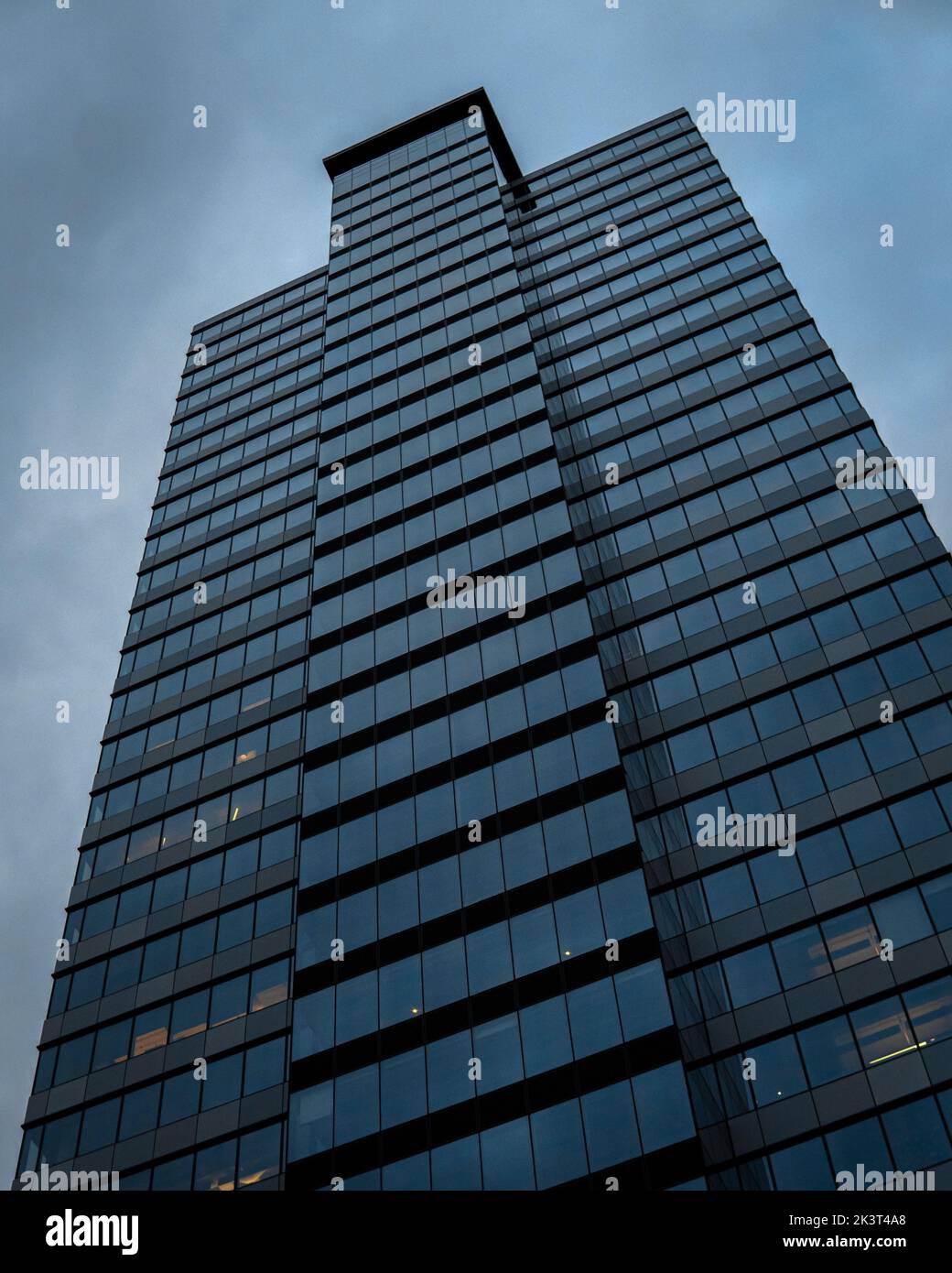 Eine vertikale Aufnahme eines modernen hohen Gebäudeturms in der Innenstadt von Bellevue Stockfoto