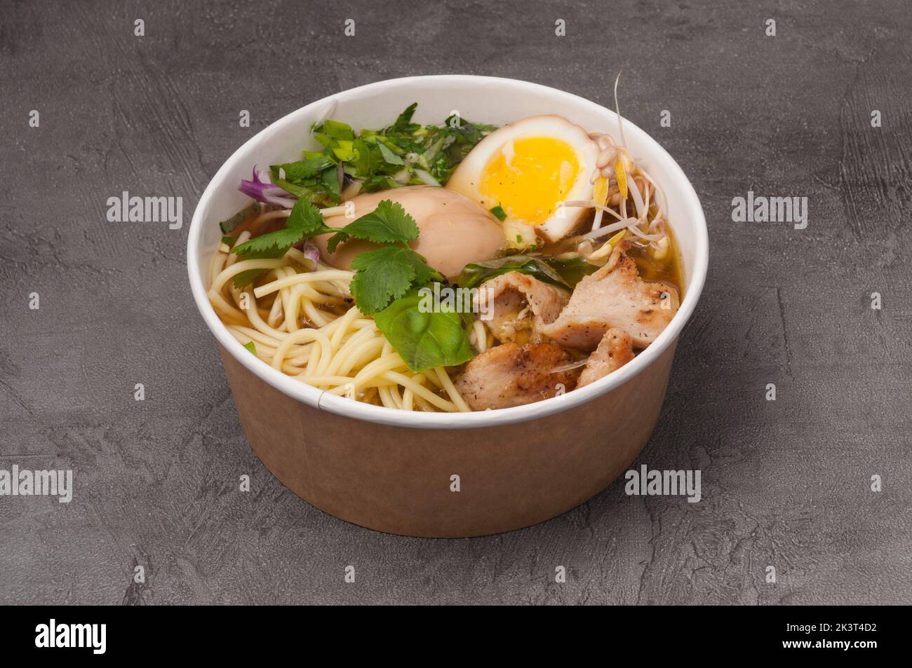 Leckere Ramen-Suppe mit Rindfleisch in einem handwerklichen Gericht Stockfoto