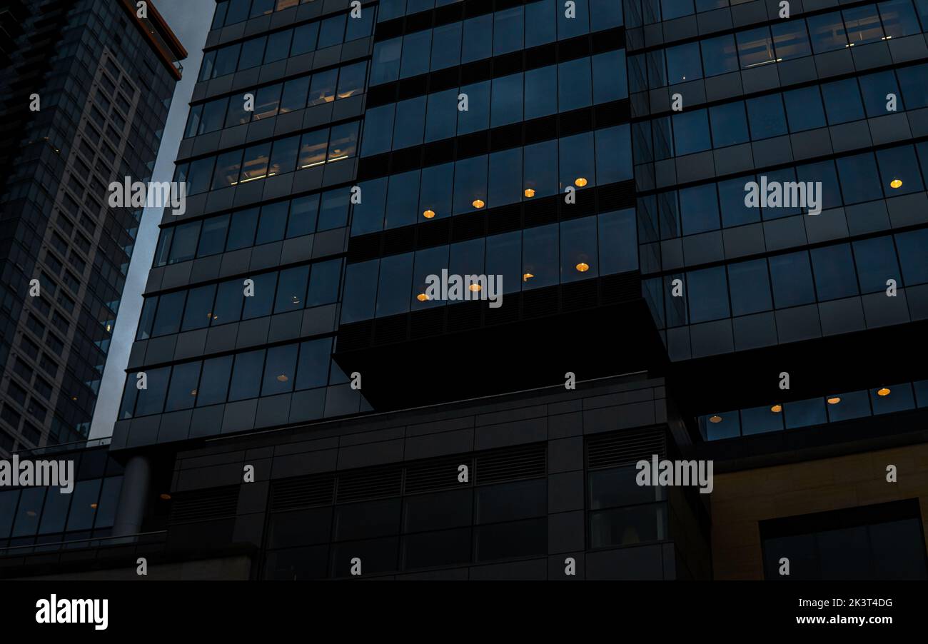 Eine Low-Angle-Aufnahme eines dunklen, modernen Gebäudes am Abend in Bellevue Stockfoto