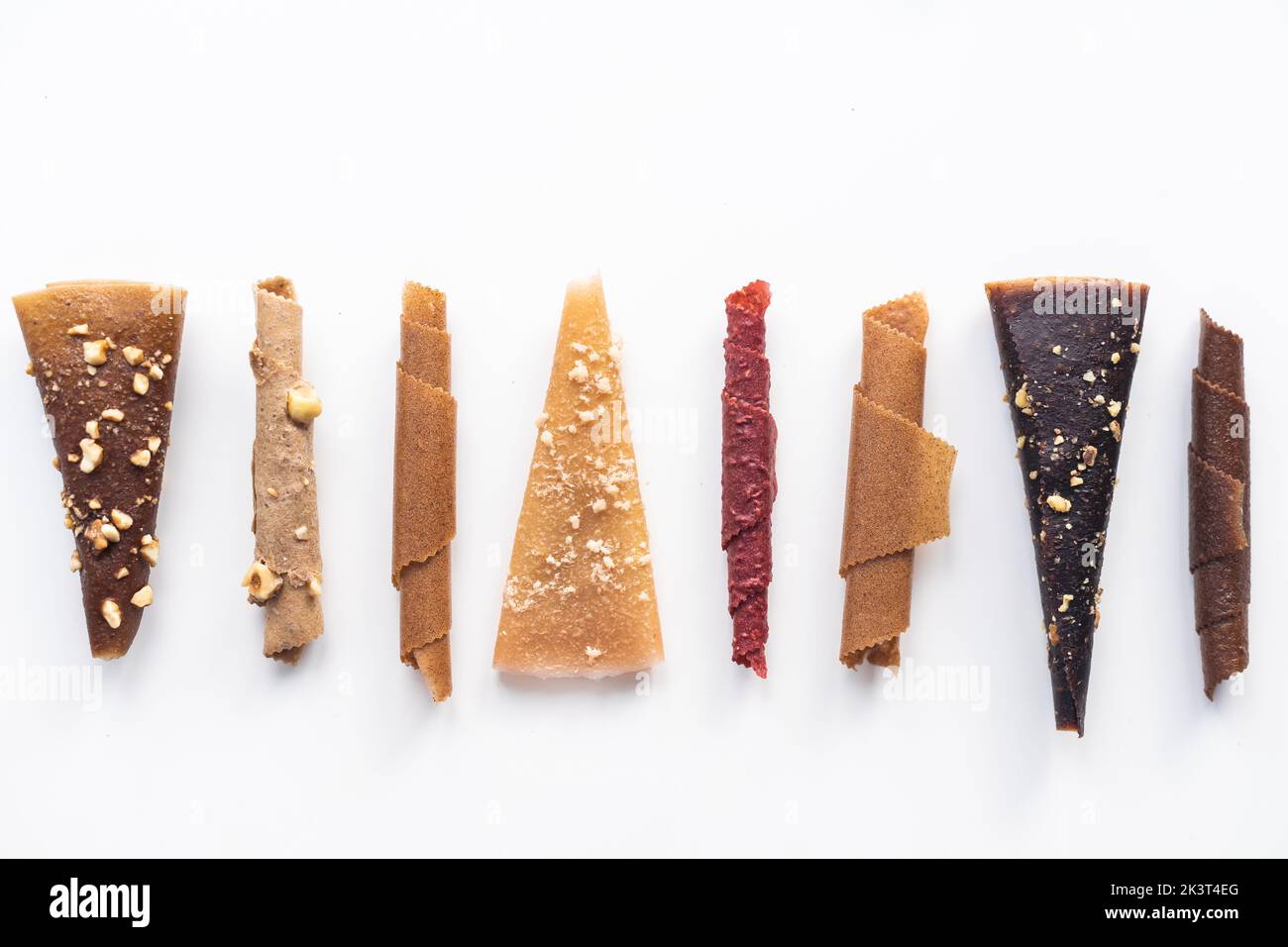 Natürliche und gesunde Snack-Lebensmittel - Fruchtpastille aus Äpfeln, Himbeere und Johannisbeere auf weißem Hintergrund. Fruchtmarschall Stockfoto