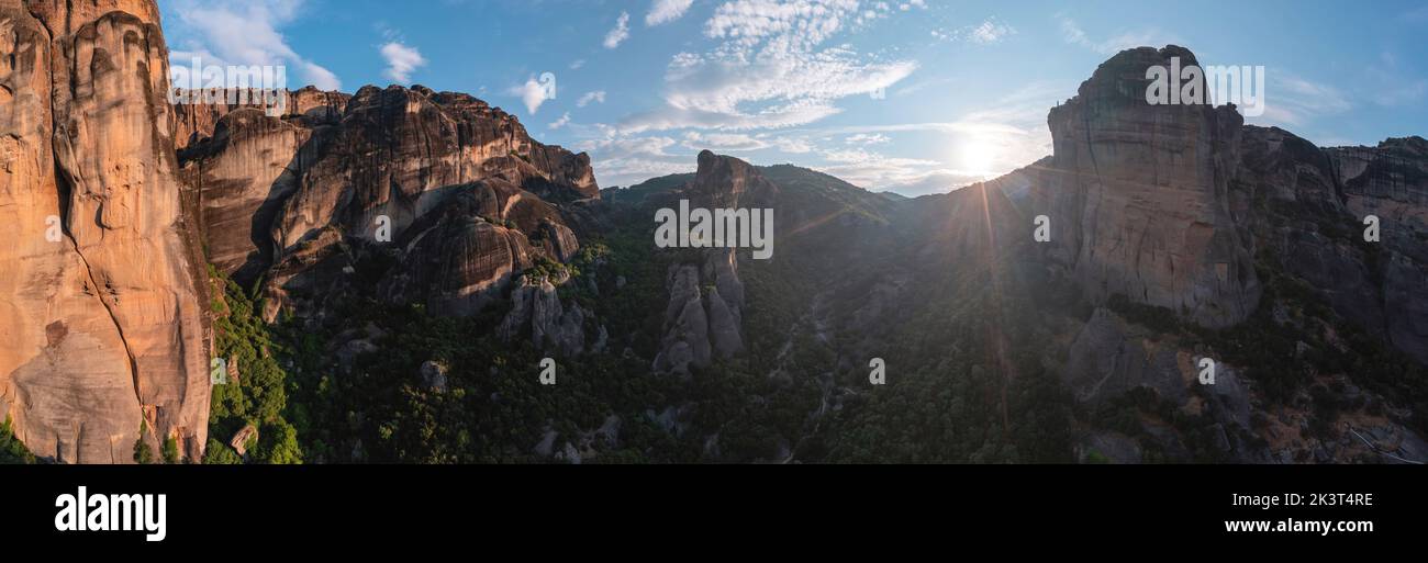 Meteora Griechenland Felsformationen bei Sonnenaufgang Panorama. Klöster auf Felsen gebaut. UNESCO-Weltkulturerbe, Europa Stockfoto