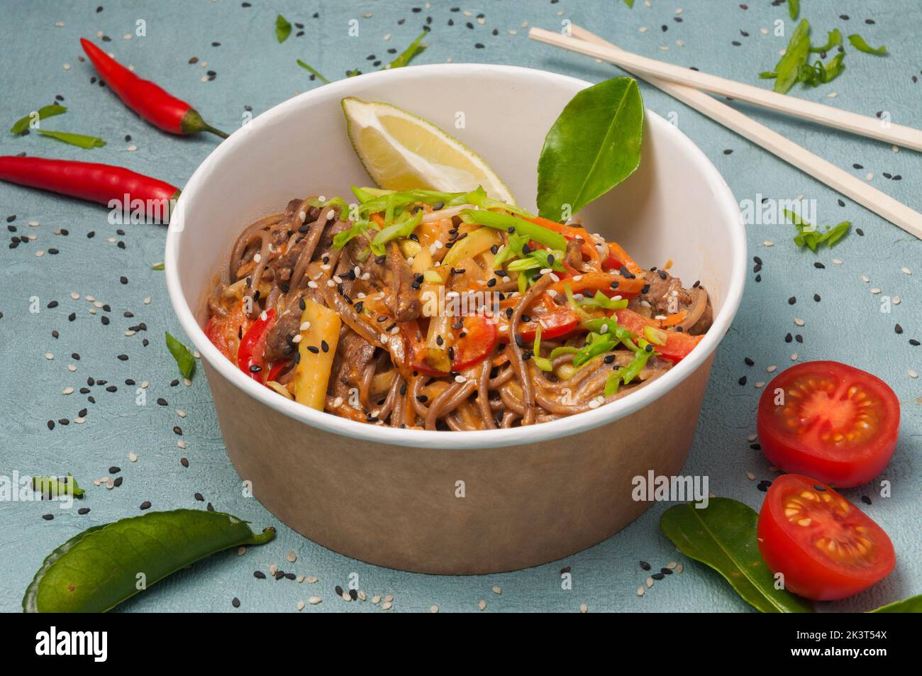 Leckere udon-Buchweizennudeln mit Rindfleisch und Gemüse in einem handwerklichen Gericht Stockfoto