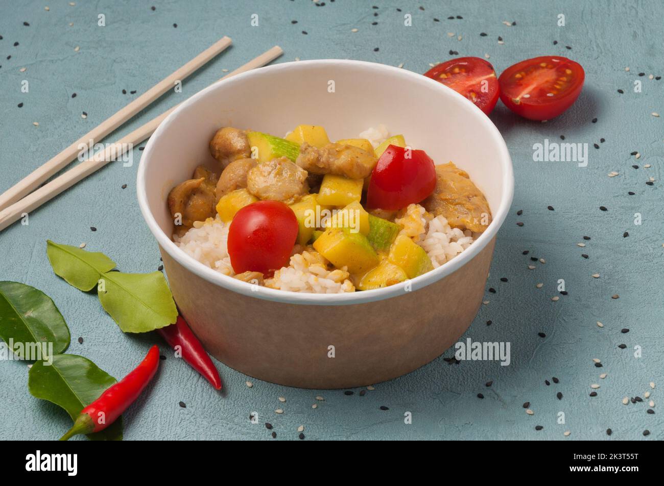 Schmackhafter Reis mit Huhn und Zucchini in einem handwerklichen Gericht. Horizontaler Rahmen Stockfoto