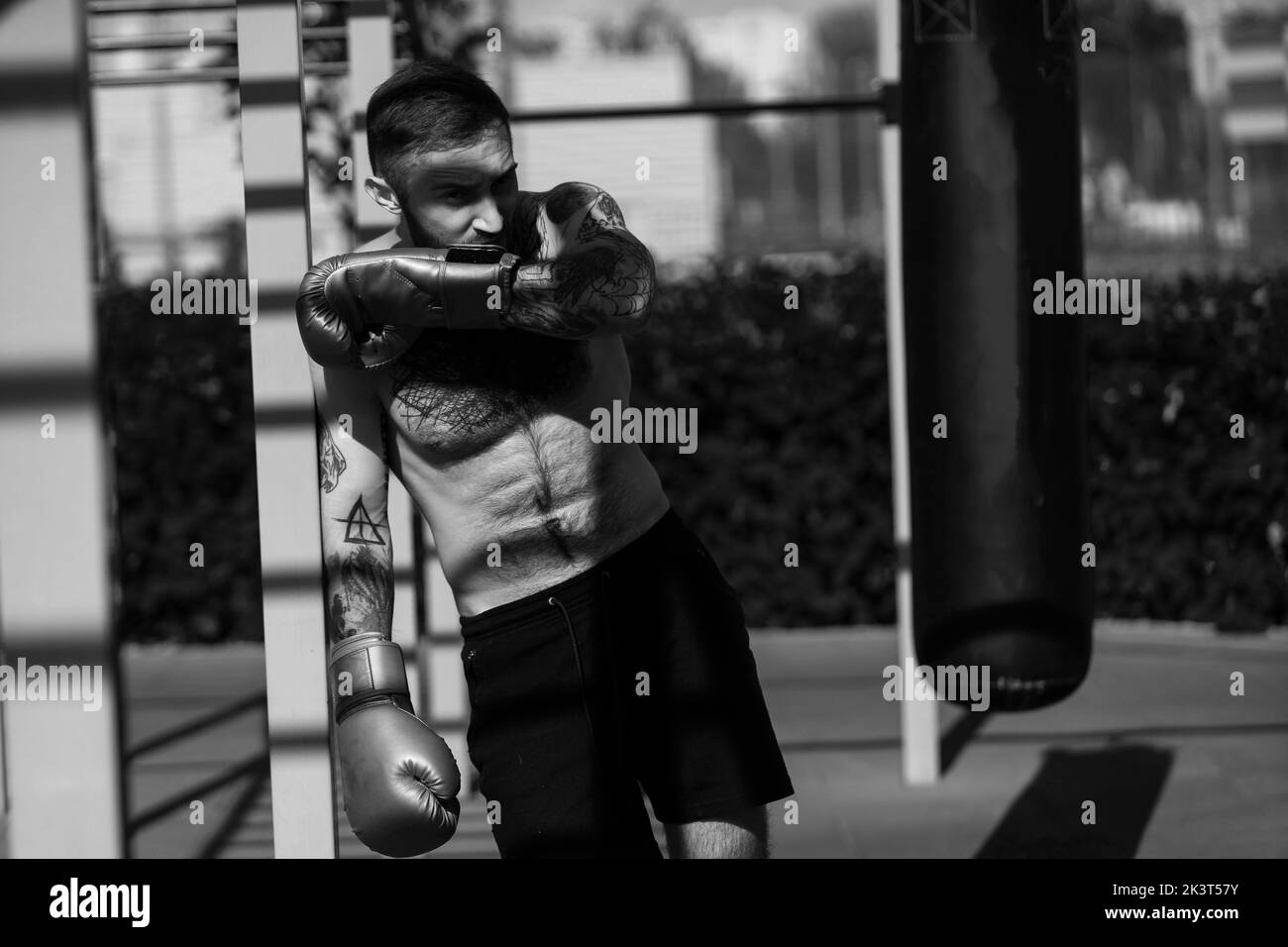 Ein Mann trainiert in Boxhandschuhen auf der Straße Stockfoto