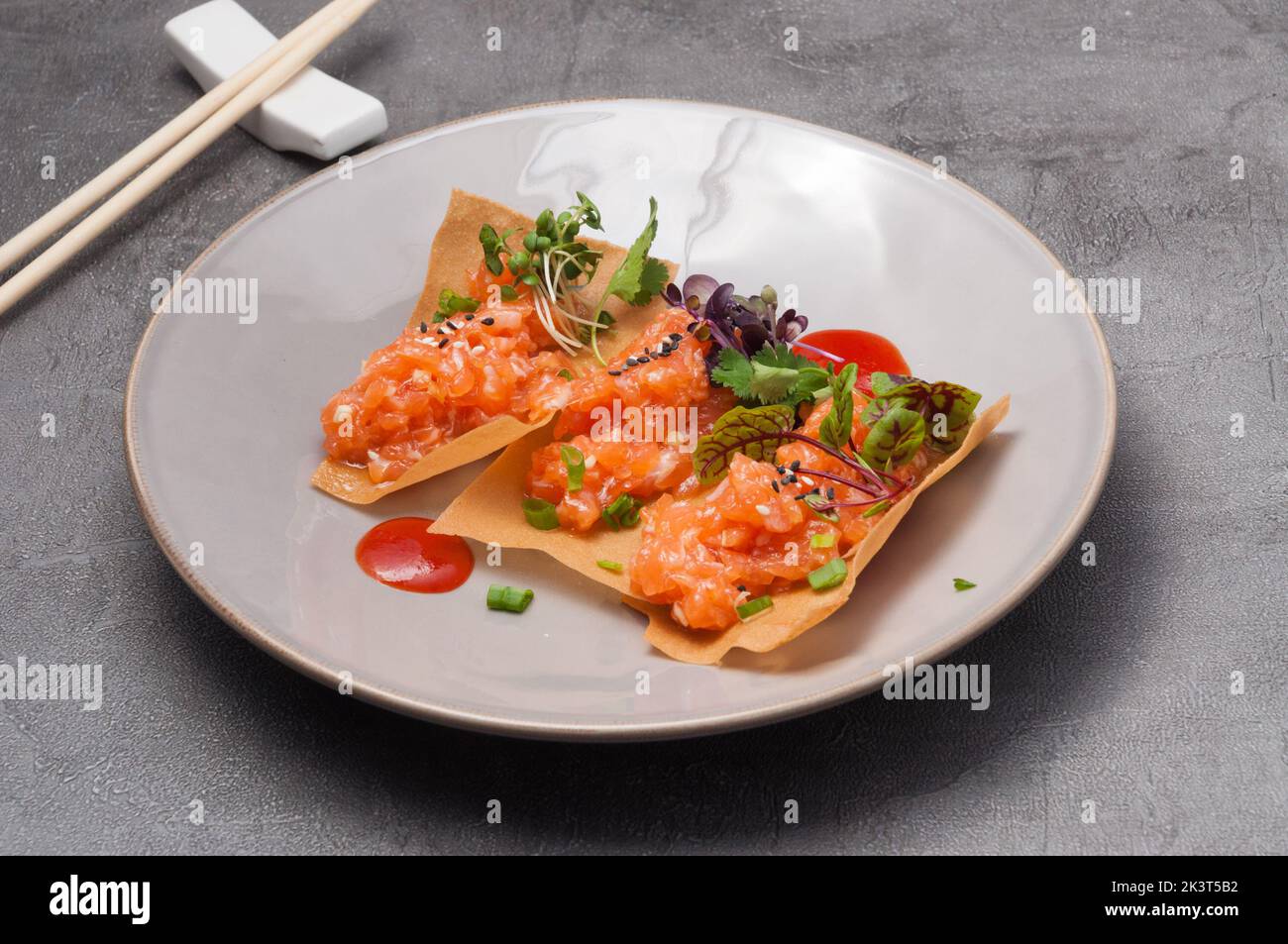 Leckere knusprige Chips mit leicht gesalzenem Lachs und heißer Sauce Stockfoto