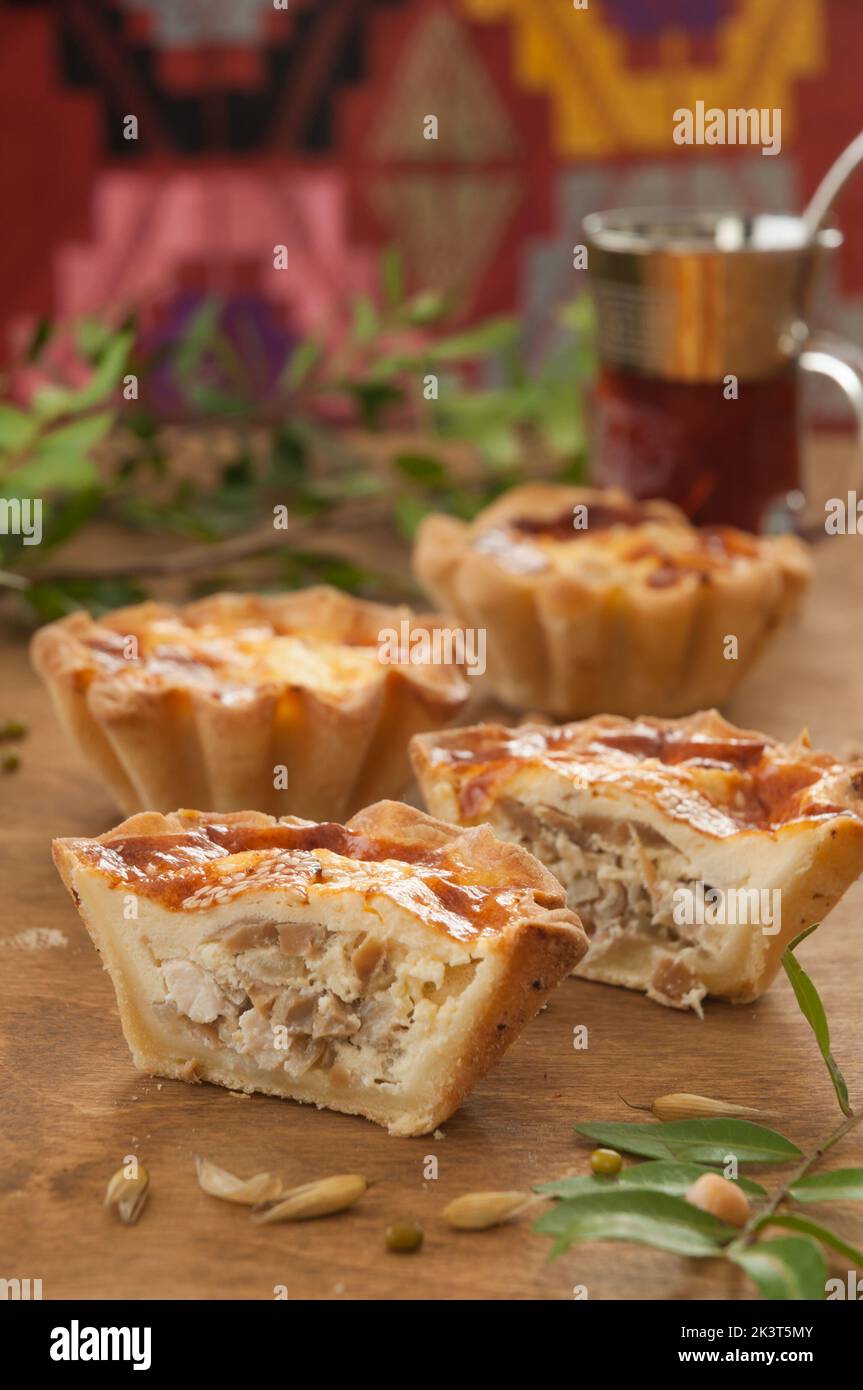 Leckere Tartlets mit Huhn und Pilzen und Käse Stockfoto