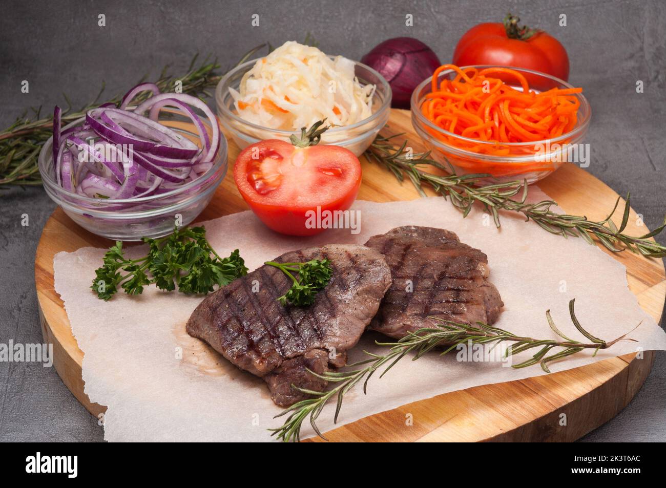 Leckeres gegrilltes Rinderfilet Sous Vide mit Zwiebeln, Karotten und Kohl Stockfoto