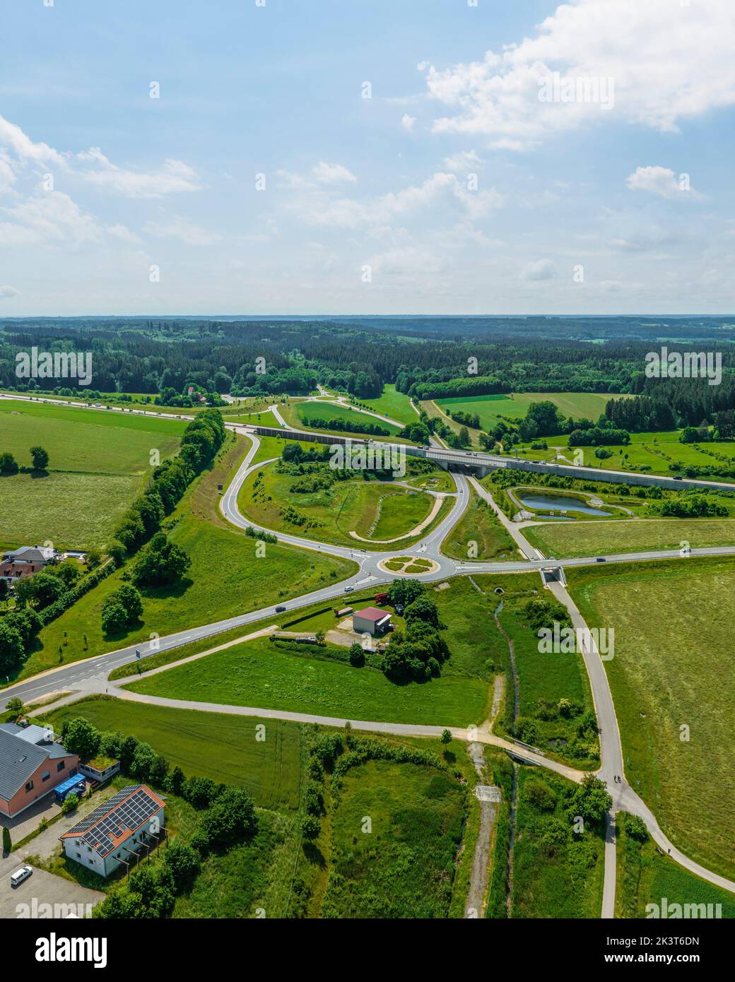 Luftaufnahme zum Autobahnkreuz Adelsried (BAB 8) bei Augsburg Stockfoto