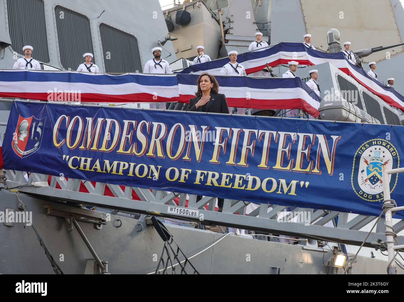 Yokosuka, Japan. 28. September 2022. Die US-Vizepräsidentin Kamala Harris steht für die Nationalhymne an Bord des Lenkflugkörper-Zerstörers USS Howard der Arleigh Burke-Klasse während eines Besuchs bei Fleet Activities Yokosuka am 28. September 2022 in Yokosuka, Japan. Stockfoto