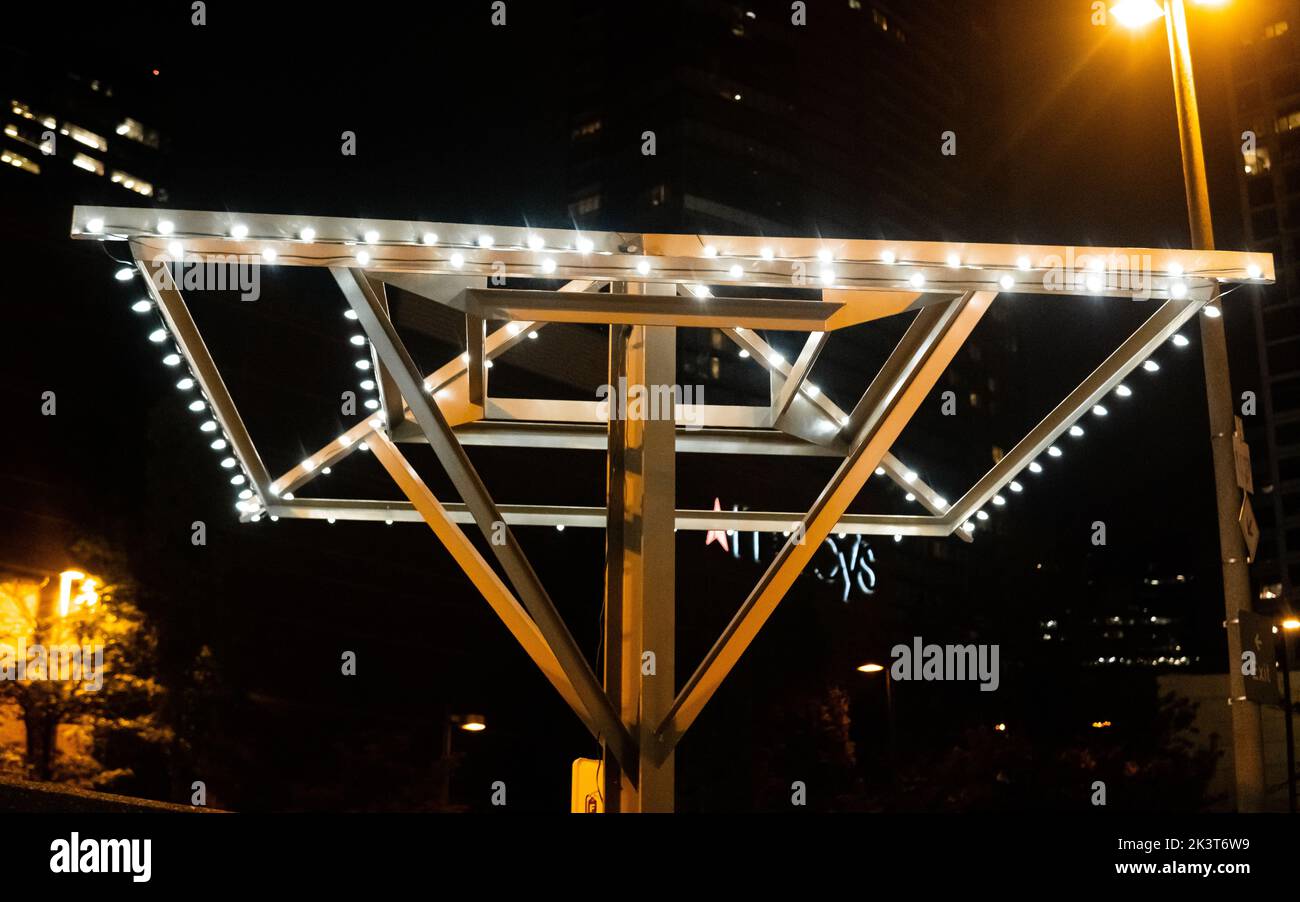 Eine Aufnahme eines aan-Regenschirms mit beleuchteten Lichtern in der Innenstadt von Bellevue Stockfoto