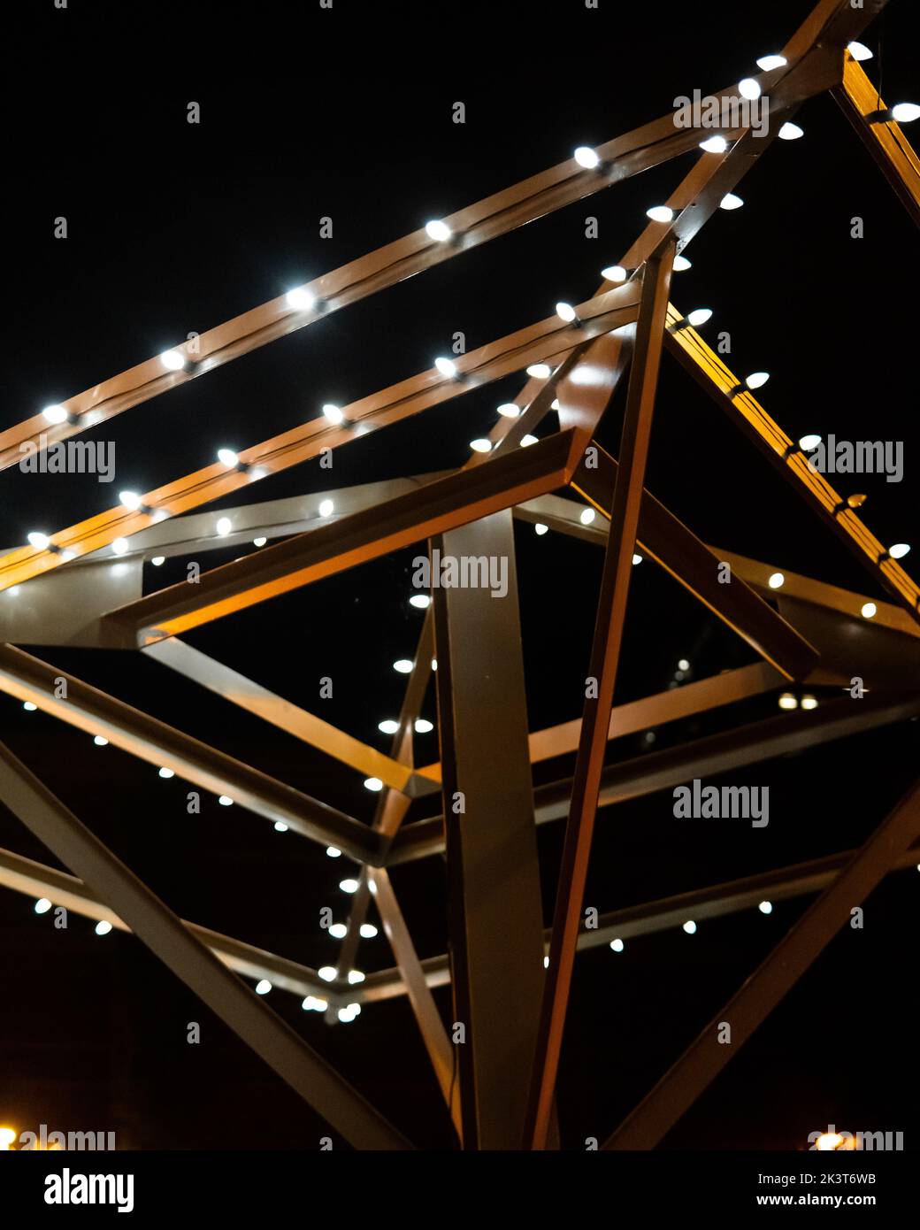 Eine vertikale Aufnahme einer Dachkonstruktion mit beleuchteten Lichtern in der Innenstadt von Bellevue Stockfoto