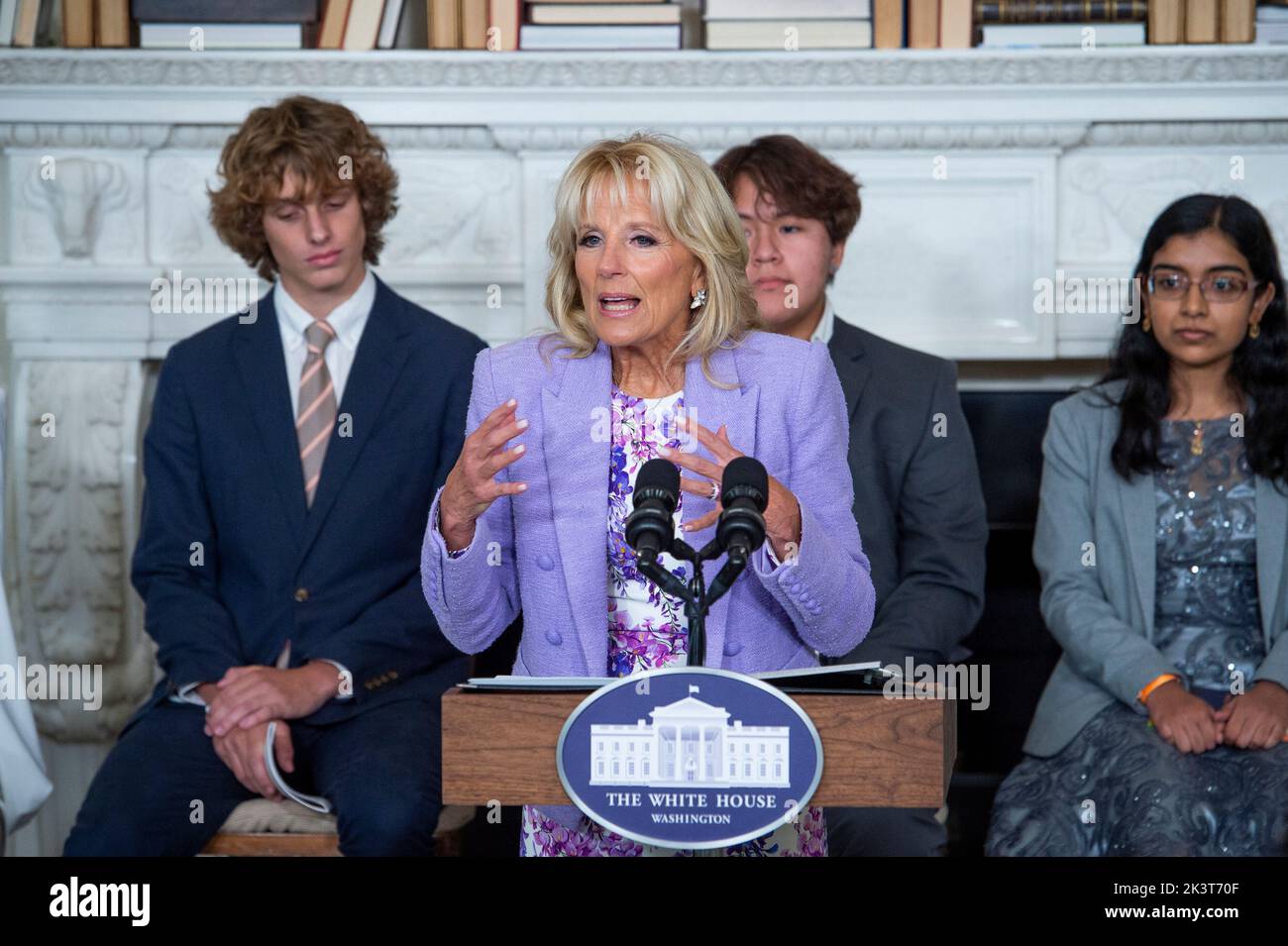 First Lady Dr. Jill Biden begrüßt und stellt das Class of 2022 National Student Poets Program für eine kurze Lyriklesung vor, die von Ada LimÃ³n, 24. Poet Laureate der Vereinigten Staaten, am Dienstag, 27. September 2022, im State Dining Room im Weißen Haus in Washington, DC, moderiert wurde. Seit seiner Gründung im Jahr 2012 hat das National Student Poets Program die wesentliche Rolle des Schreibens und der Künste für den akademischen und persönlichen Erfolg der Gemeinden im ganzen Land gezeigt und zeichnet jährlich einen Dichter aus jeder der fünf geografischen Regionen der USA aus. Kredit: Rod Lampey/CNP Stockfoto