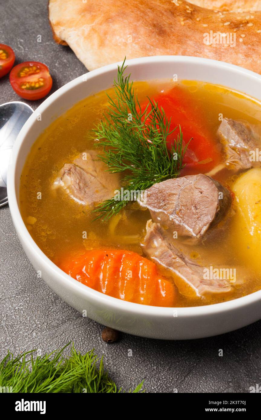 Leckere Shurpa ist eine traditionelle usbekische Suppe mit Lamm Stockfoto