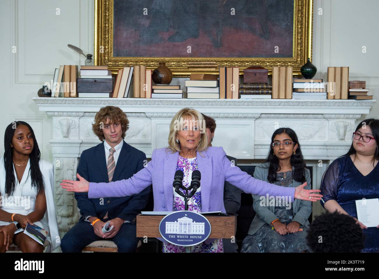 First Lady Dr. Jill Biden begrüßt und stellt das Class of 2022 National Student Poets Program für eine kurze Lyriklesung vor, die von Ada LimÃ³n, 24. Poet Laureate der Vereinigten Staaten, am Dienstag, 27. September 2022, im State Dining Room im Weißen Haus in Washington, DC, moderiert wurde. Seit seiner Gründung im Jahr 2012 hat das National Student Poets Program die wesentliche Rolle des Schreibens und der Künste für den akademischen und persönlichen Erfolg der Gemeinden im ganzen Land gezeigt und zeichnet jährlich einen Dichter aus jeder der fünf geografischen Regionen der USA aus. Kredit: Rod Lampey/CNP Stockfoto