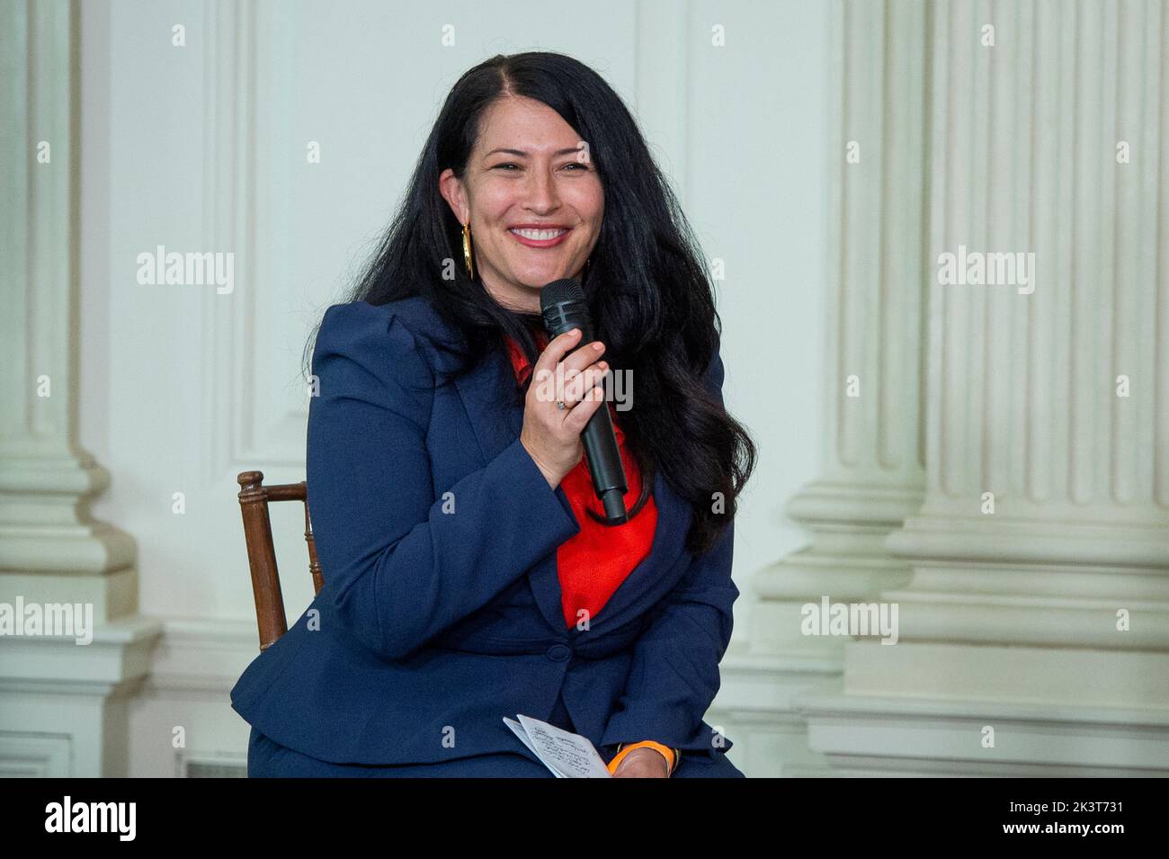 Ada LimÃ³n, Poet Laureate der Vereinigten Staaten von 24., hält eine Rede, während die First Lady Dr. Jill Biden das Class of 2022 National Student Poets Program für eine kurze Lyriklesung begrüßt und vorstellt, die von im State Dining Room des Weißen Hauses in Washington DC, Dienstag, 27. September 2022. Seit seiner Gründung im Jahr 2012 hat das National Student Poets Program die wesentliche Rolle des Schreibens und der Künste für den akademischen und persönlichen Erfolg der Gemeinden im ganzen Land gezeigt und zeichnet jährlich einen Dichter aus jeder der fünf geografischen Regionen der USA aus. Cre Stockfoto