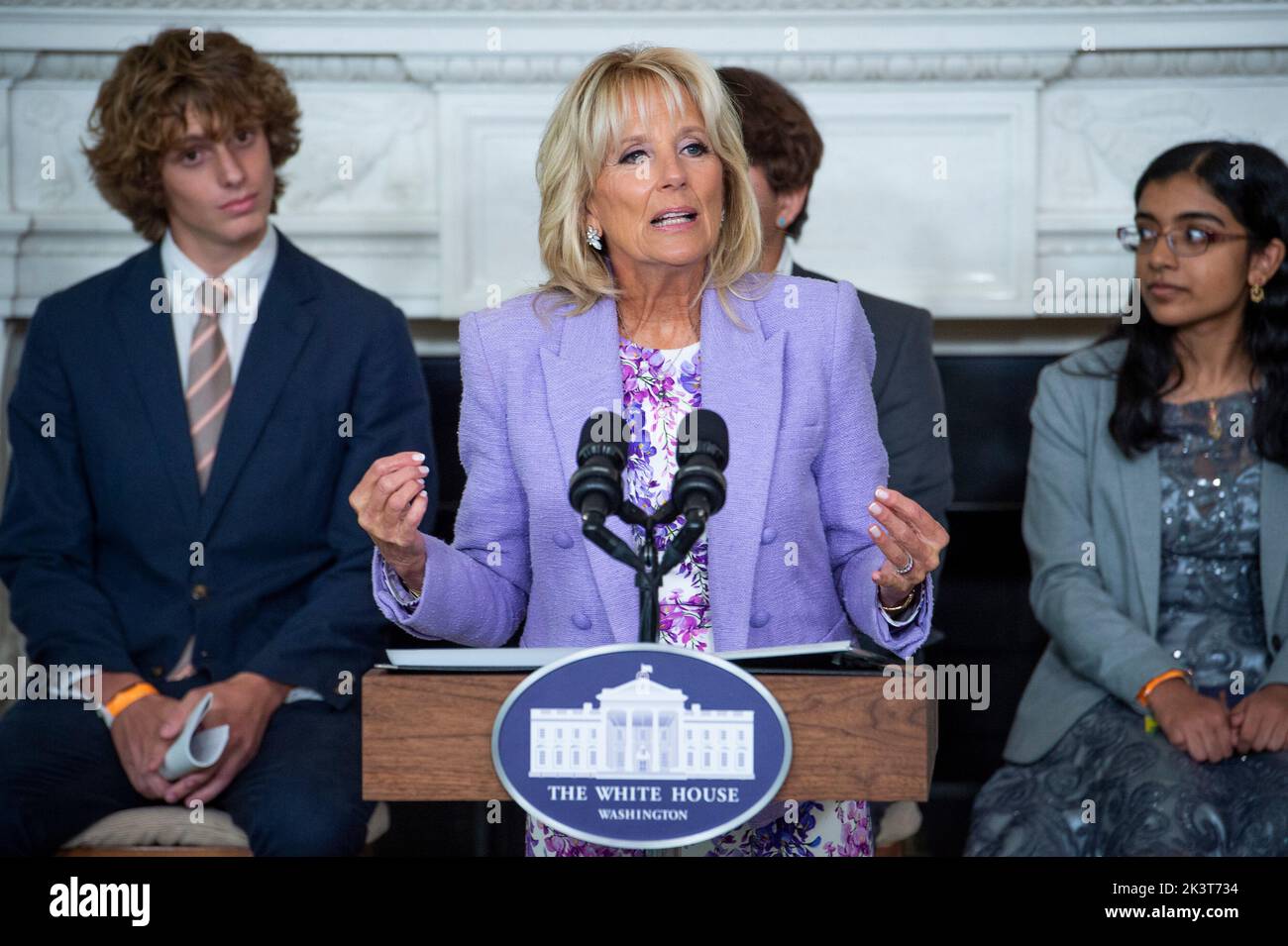 First Lady Dr. Jill Biden begrüßt und stellt das Class of 2022 National Student Poets Program für eine kurze Lyriklesung vor, die von Ada LimÃ³n, 24. Poet Laureate der Vereinigten Staaten, am Dienstag, 27. September 2022, im State Dining Room im Weißen Haus in Washington, DC, moderiert wurde. Seit seiner Gründung im Jahr 2012 hat das National Student Poets Program die wesentliche Rolle des Schreibens und der Künste für den akademischen und persönlichen Erfolg der Gemeinden im ganzen Land gezeigt und zeichnet jährlich einen Dichter aus jeder der fünf geografischen Regionen der USA aus. Kredit: Rod Lampey/CNP Stockfoto