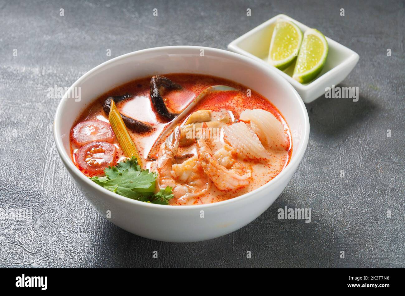Leckere traditionelle thailändische tom-Yam-Suppe mit Meeresfrüchten Stockfoto