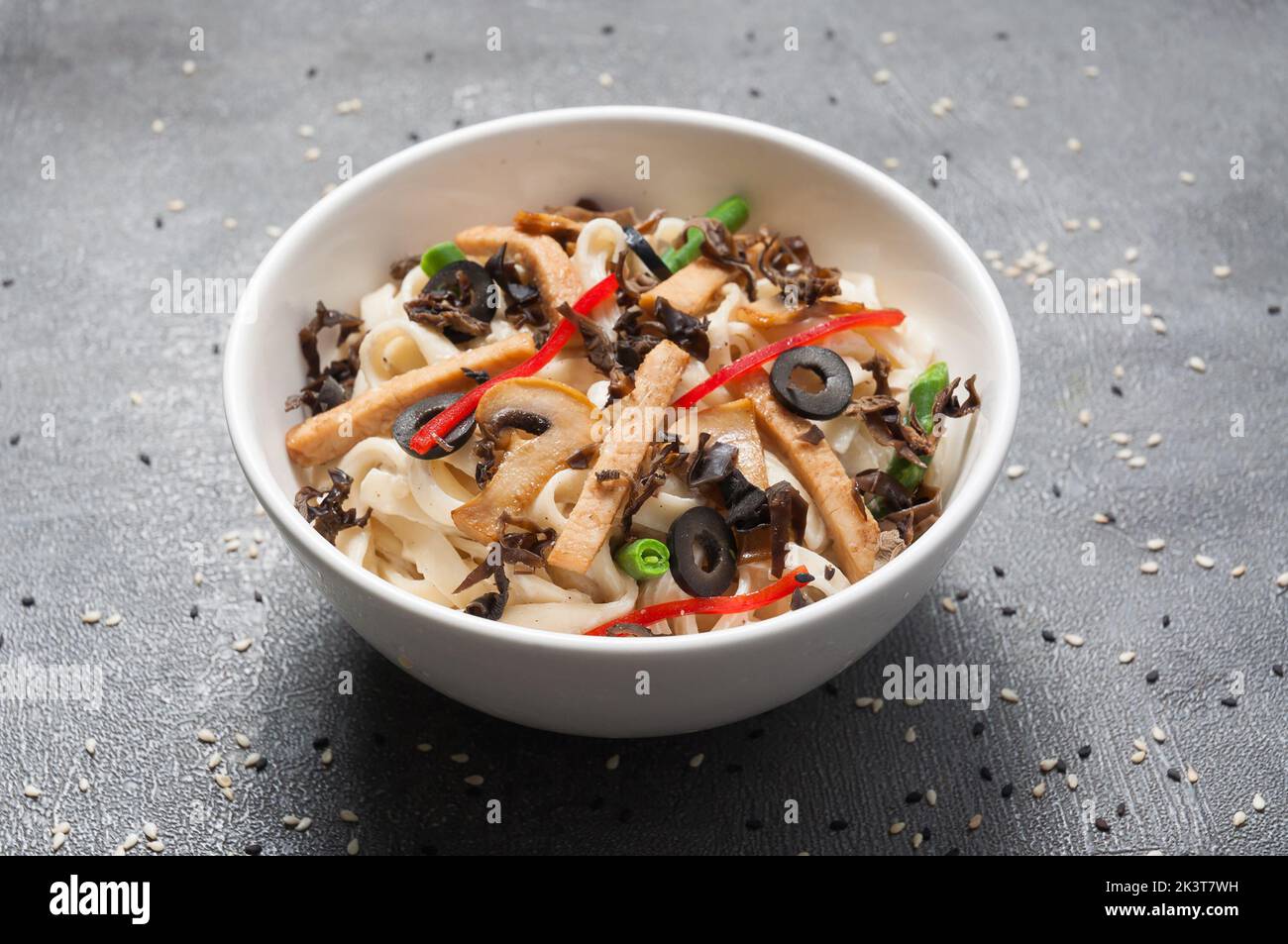 Leckeres udon mit Huhn, Gemüse und Pilzen. japanische Küche Stockfoto