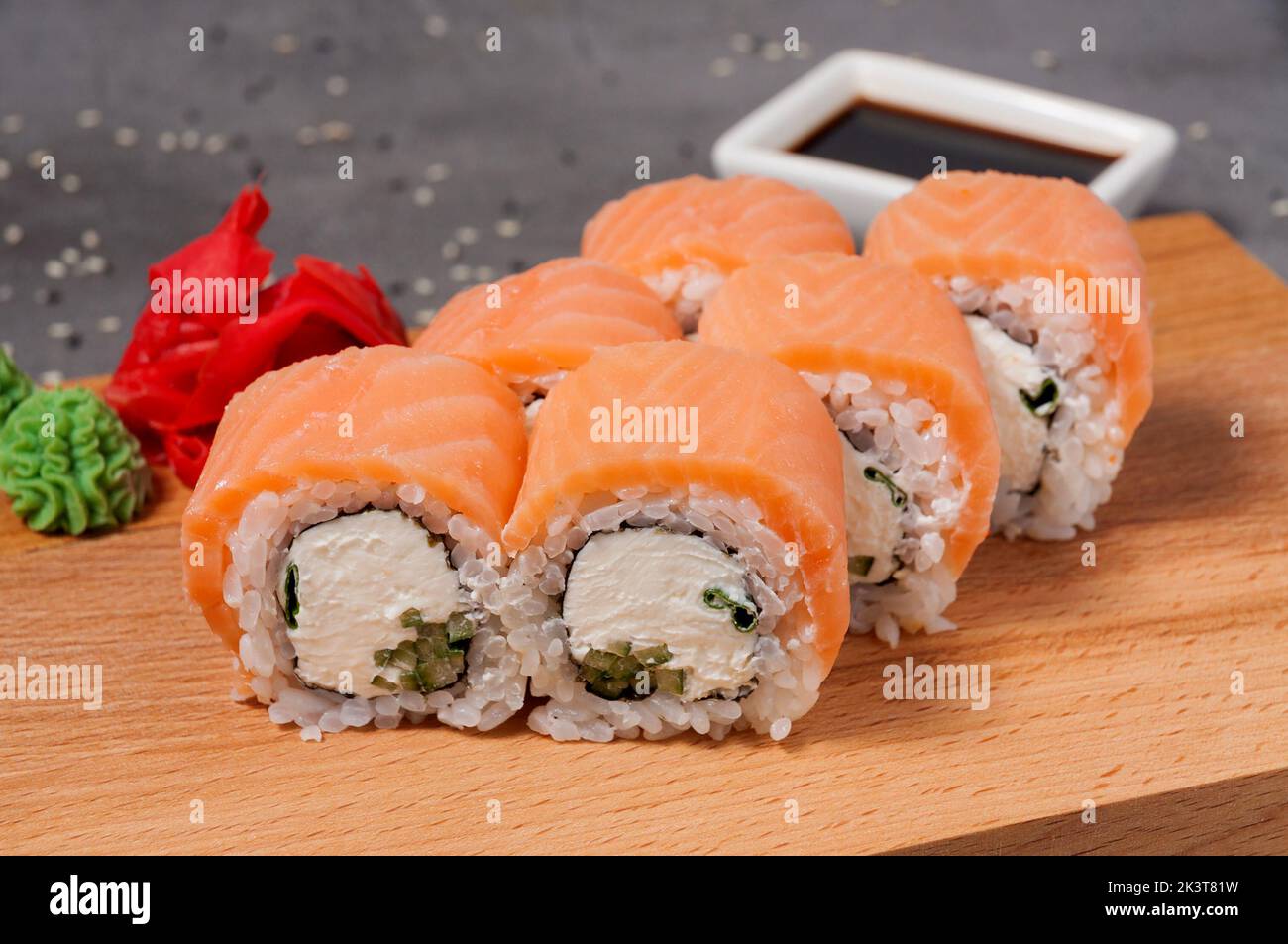 Maki Sushi. Brötchen mit Frischkäse-Gurke und Lachs Stockfoto