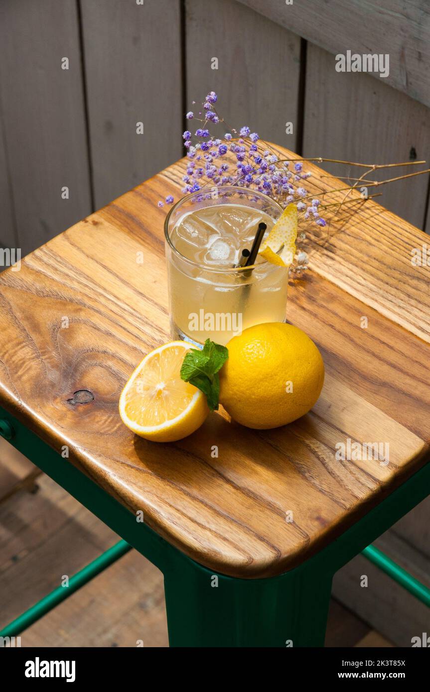 Leckerer Cocktail mit Zitroneneis und Minze auf Holzgrund Stockfoto