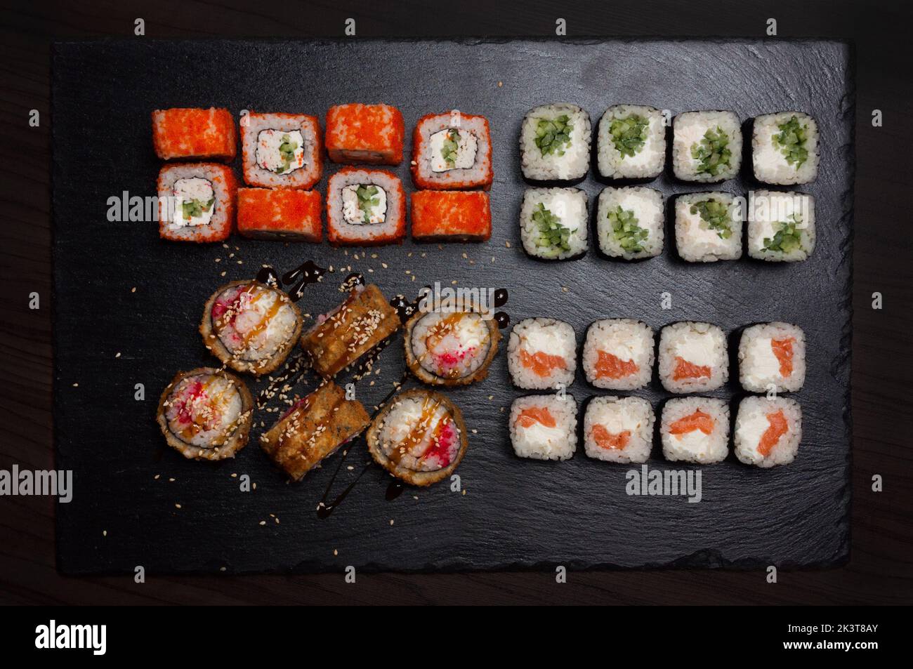 Leckere Sushi-Brötchen auf dem Kaminsims im Restaurant. Draufsicht Stockfoto