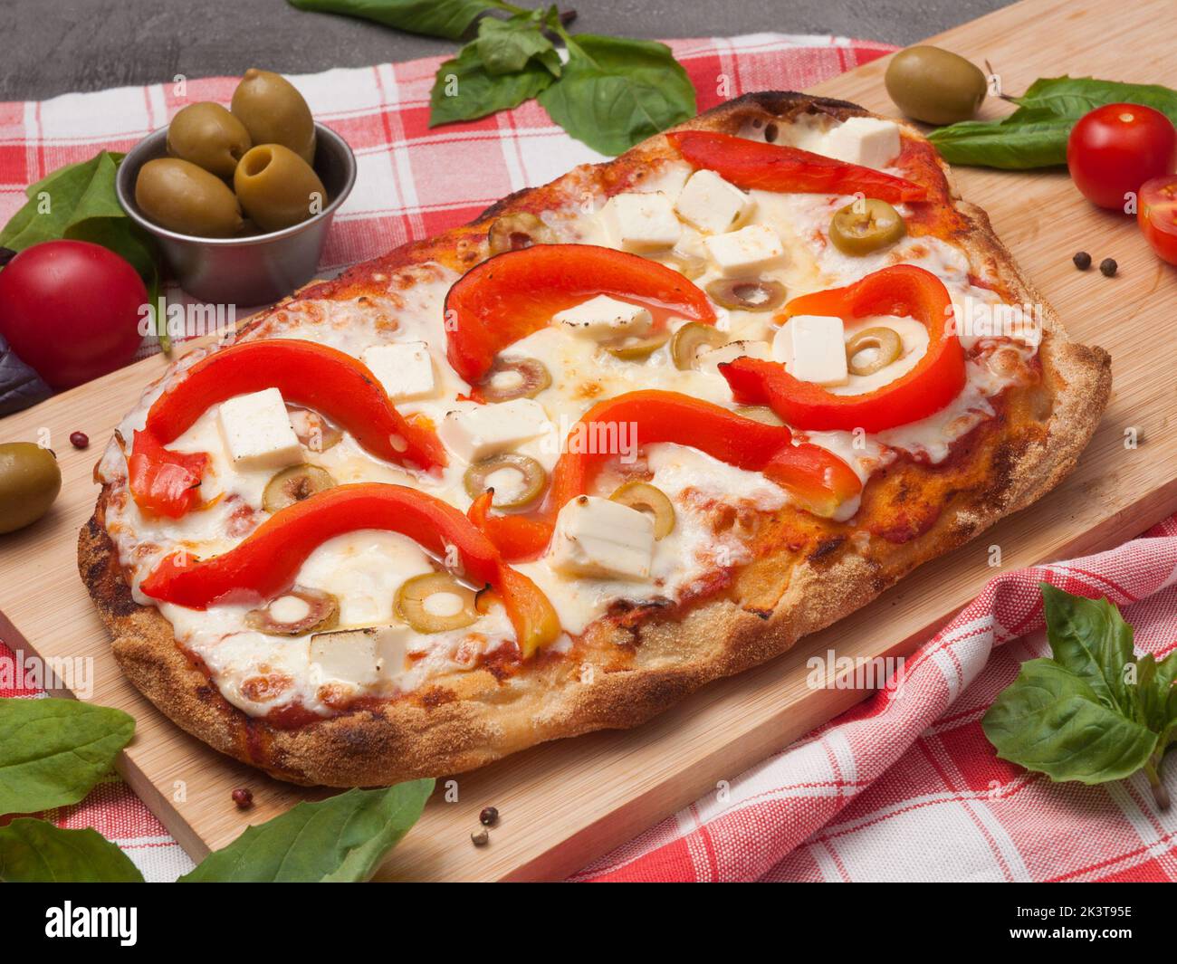 Leckere griechische vegetarische Pizza mit Pfefferkäse und Oliven Stockfoto