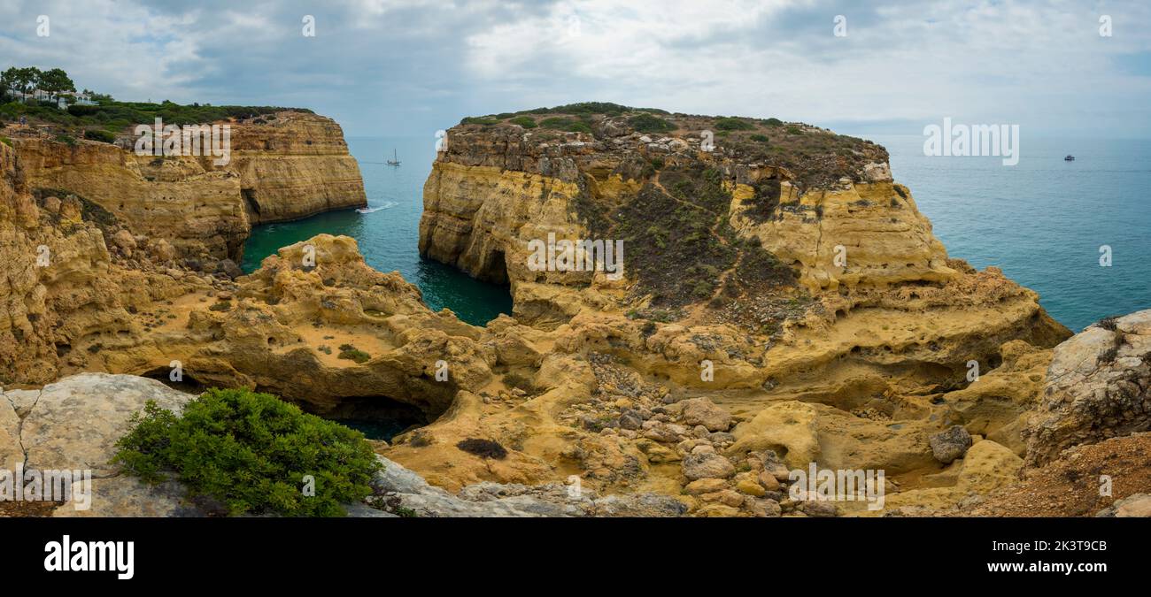 Dramatische Küste der Algarve in Portugal, in der Nähe von Carvoeiro. Stockfoto