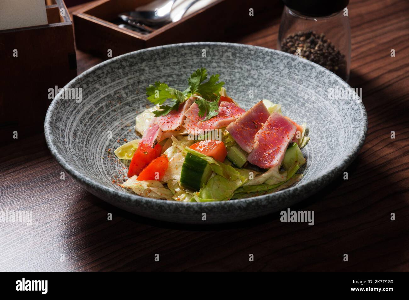 Leckerer Salat mit Thunfisch und Gemüse aus der Nähe Stockfoto