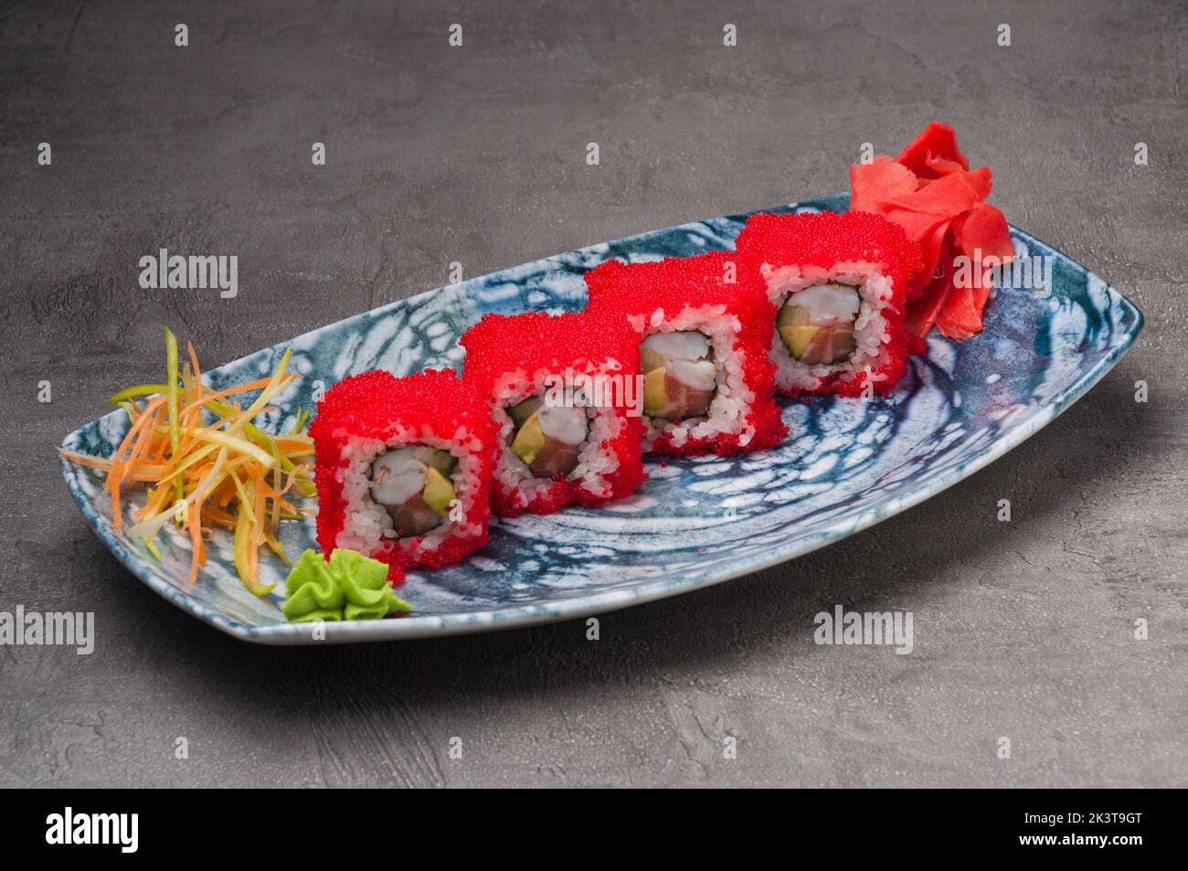 Leckere Sushi-Brötchen mit Shrimp-Lachs, Thunfisch und Masago-Kaviar Stockfoto