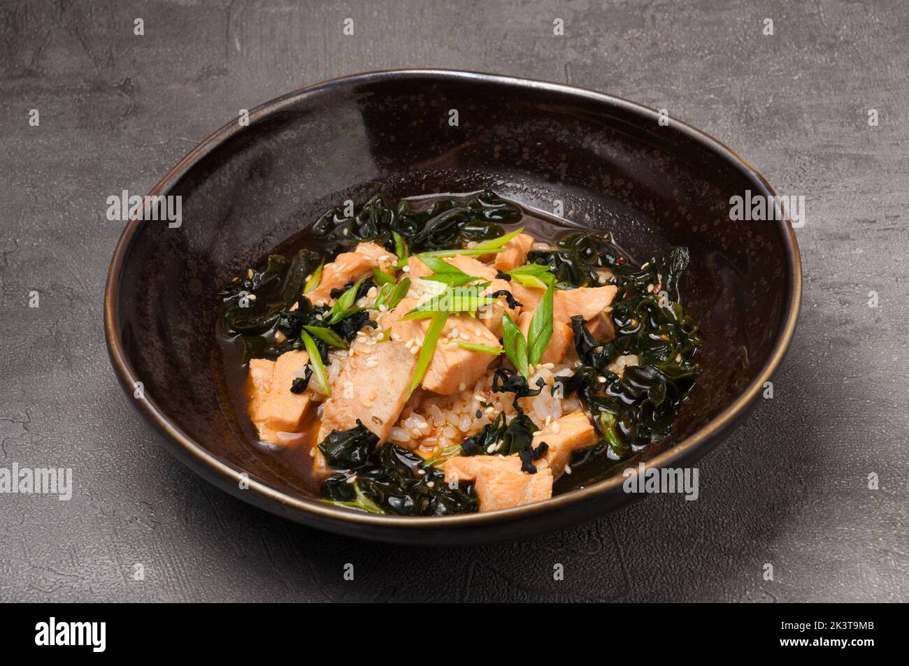 Traditionelle japanische Küche: Leckere Miso-Suppe mit Lachs, Algen und Reis Stockfoto