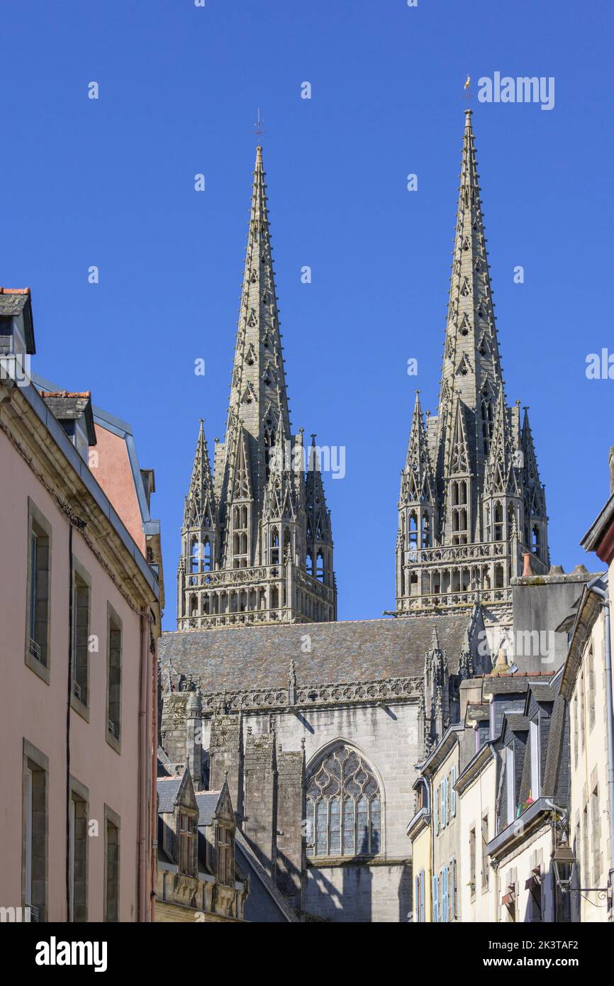 Blick auf die Zwillingsspitzen der Kathedrale von Saint Corentin, Quimper, Finistere, Bretagne Frankreich Stockfoto