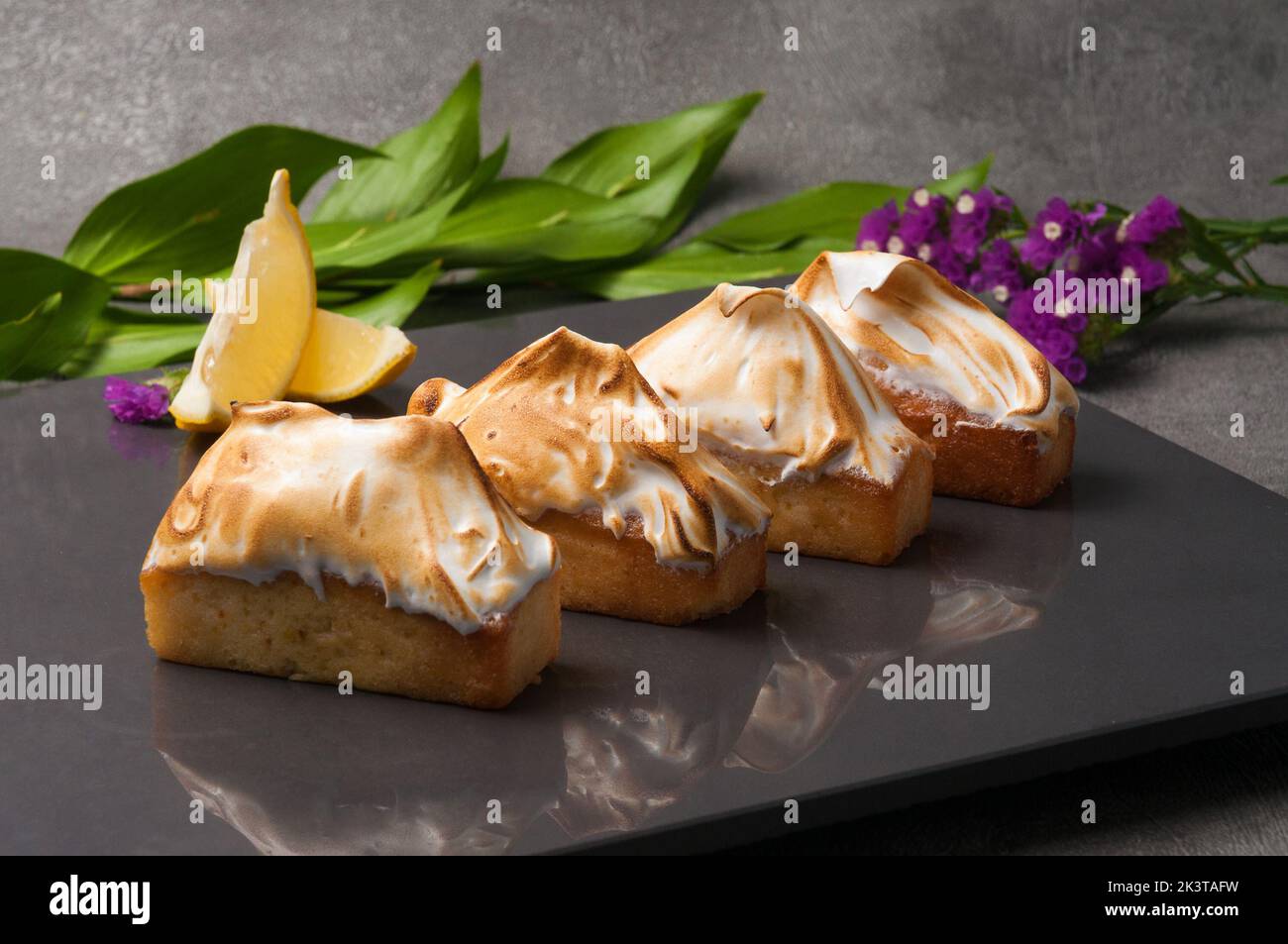 Mini-Cupcake mit Zitronenfüllung und Baiser-Kappe Stockfoto