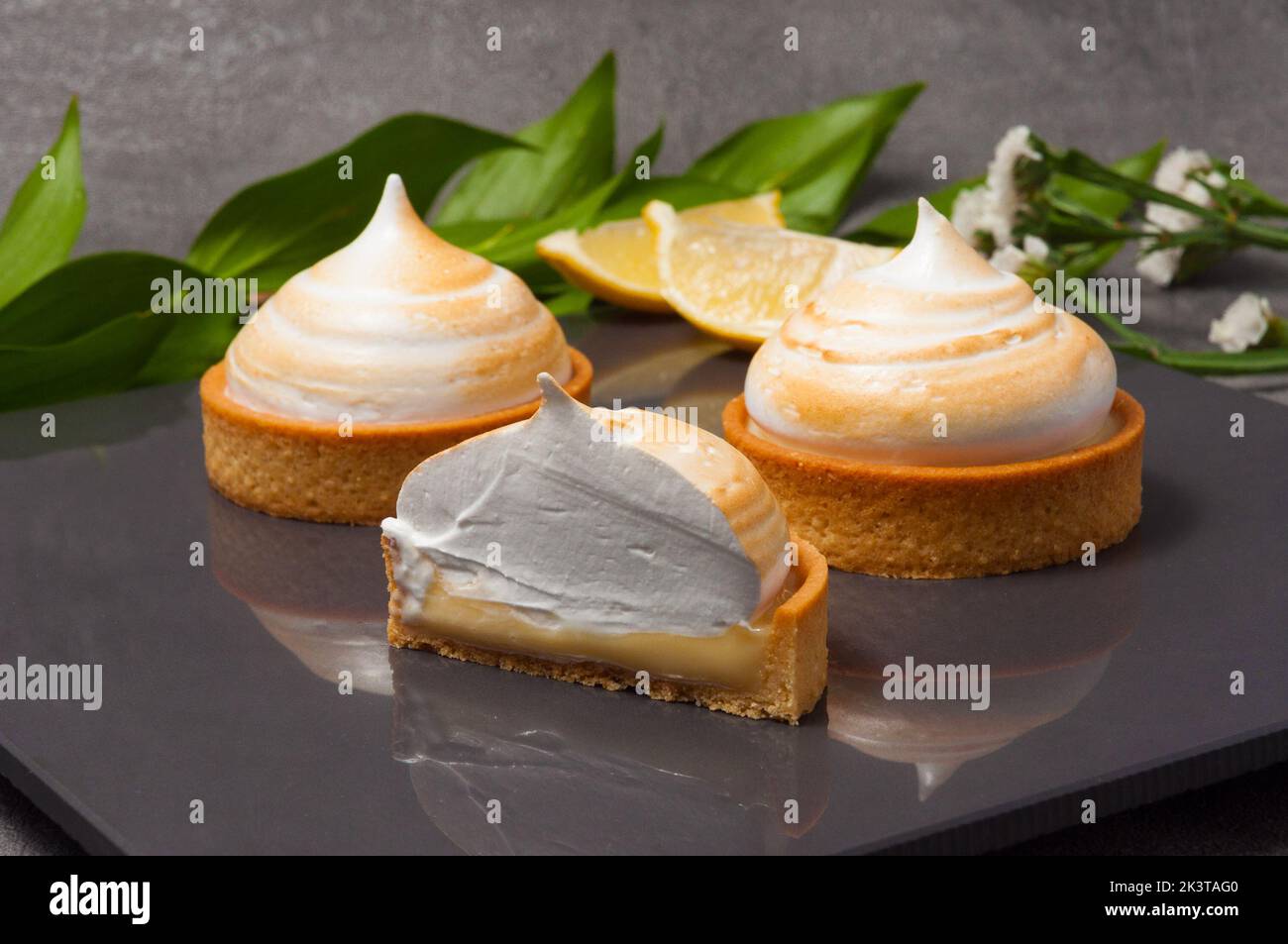 Knuspriger Sandboden, süßer Zitronencreme-Quark mit italienischem Baiser Stockfoto