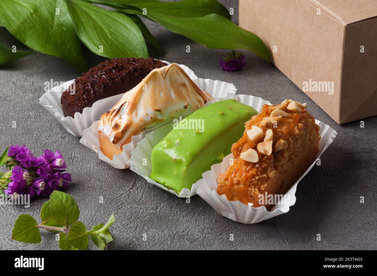 Verschiedene leckere Cupcakes mit verschiedenen Füllungen. Konzept: Geschenk Stockfoto