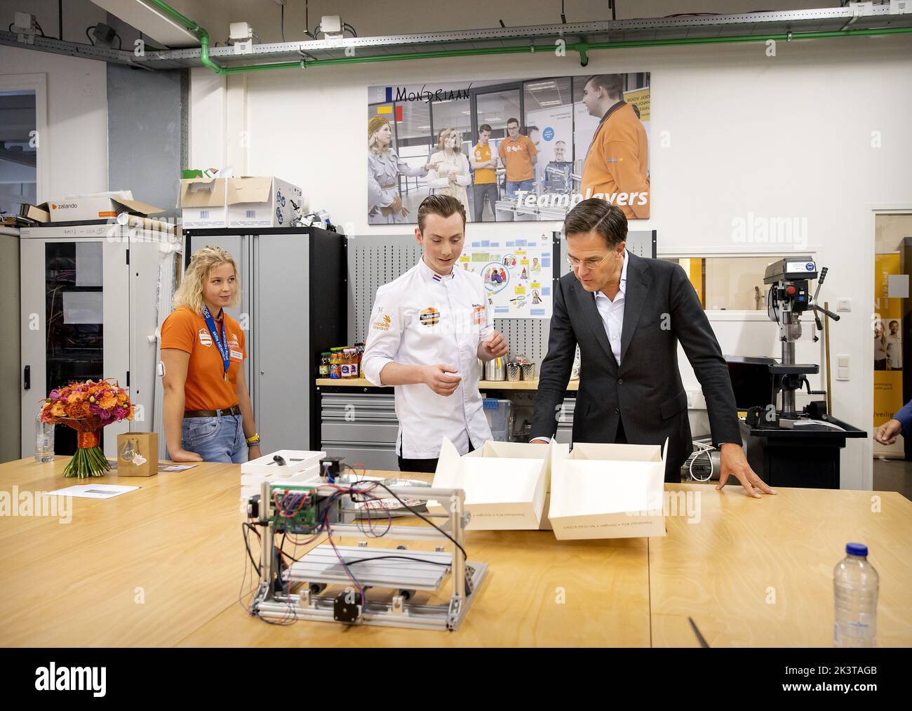 2022-09-28 14:35:08 DEN HAAG - Premierminister Mark Rutte während eines Besuchs der ROC Mondriaan MBO Schule. Hier spricht er mit MBO-Studenten, die während Skills Heroes, den nationalen Profiwettbewerben für MBO, zum niederländischen Meister in ihrem Bereich ernannt wurden. ANP KOEN VAN WEEL niederlande Out - belgien Out Stockfoto