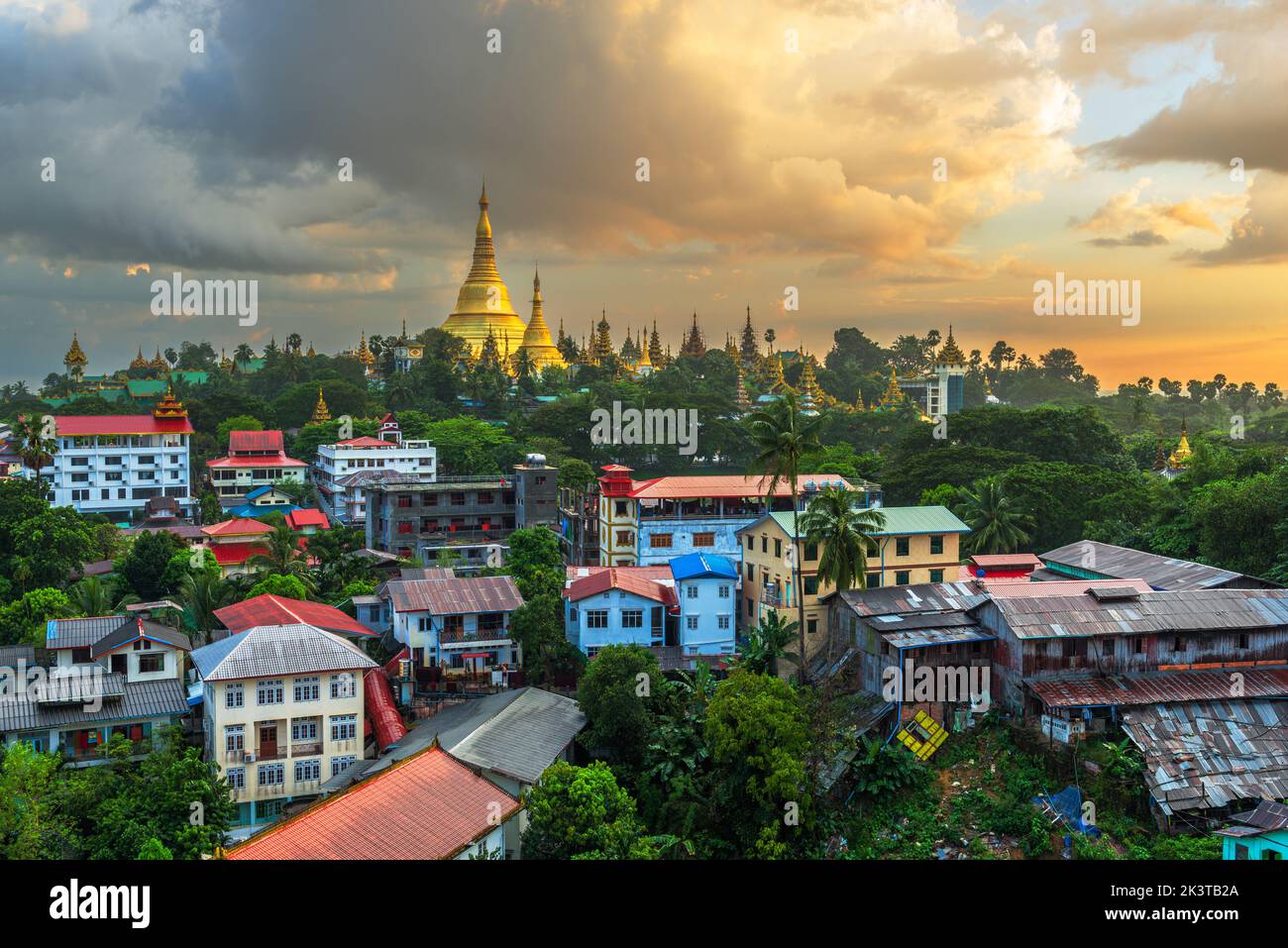 Yangon, Myanmar Blick auf die historische Shwedagon Pagode am Nachmittag. Stockfoto