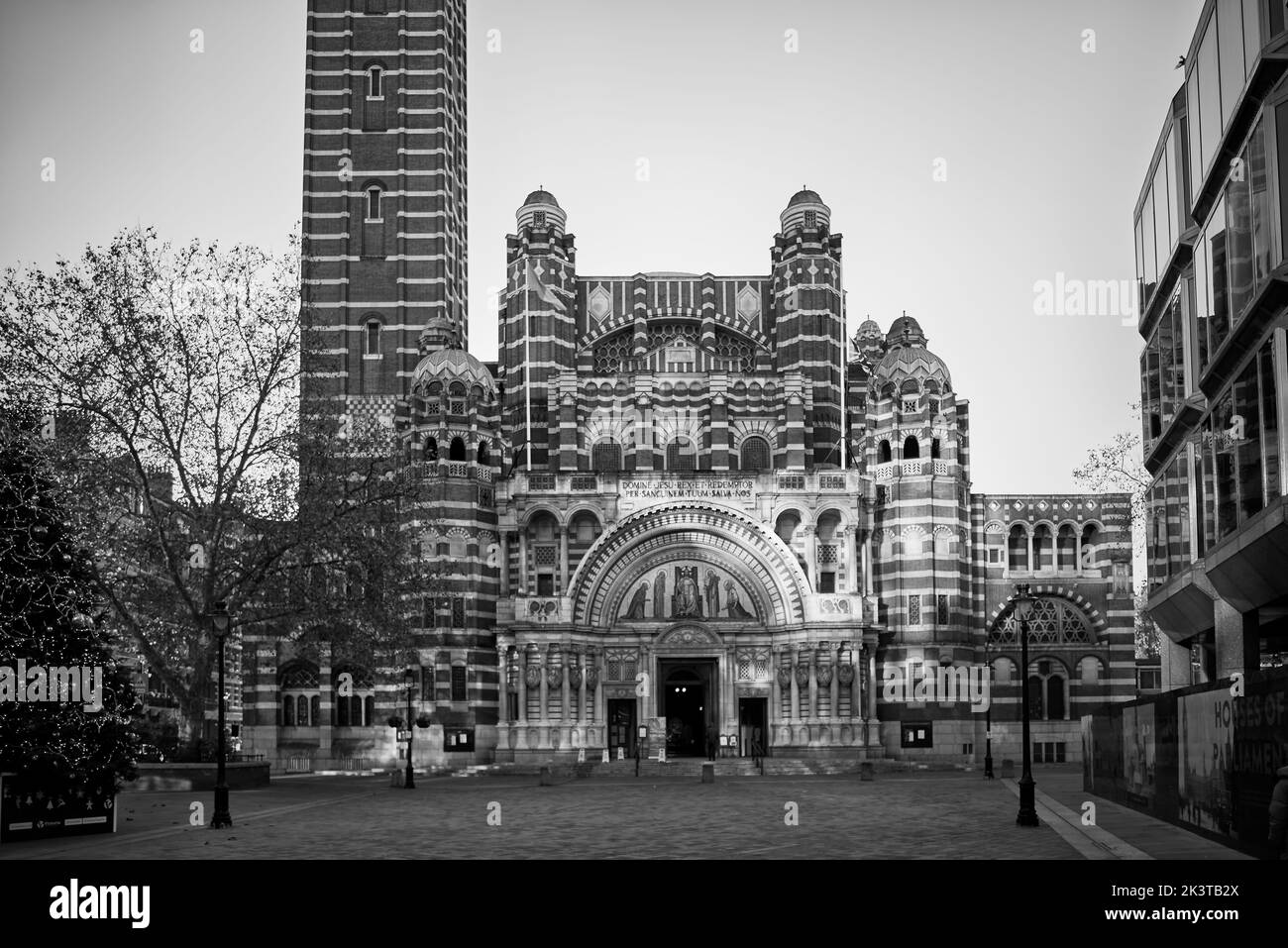 Westminster Cathedral im Morgenlicht zu Weihnachten, Schwarz-Weiß, London Stockfoto